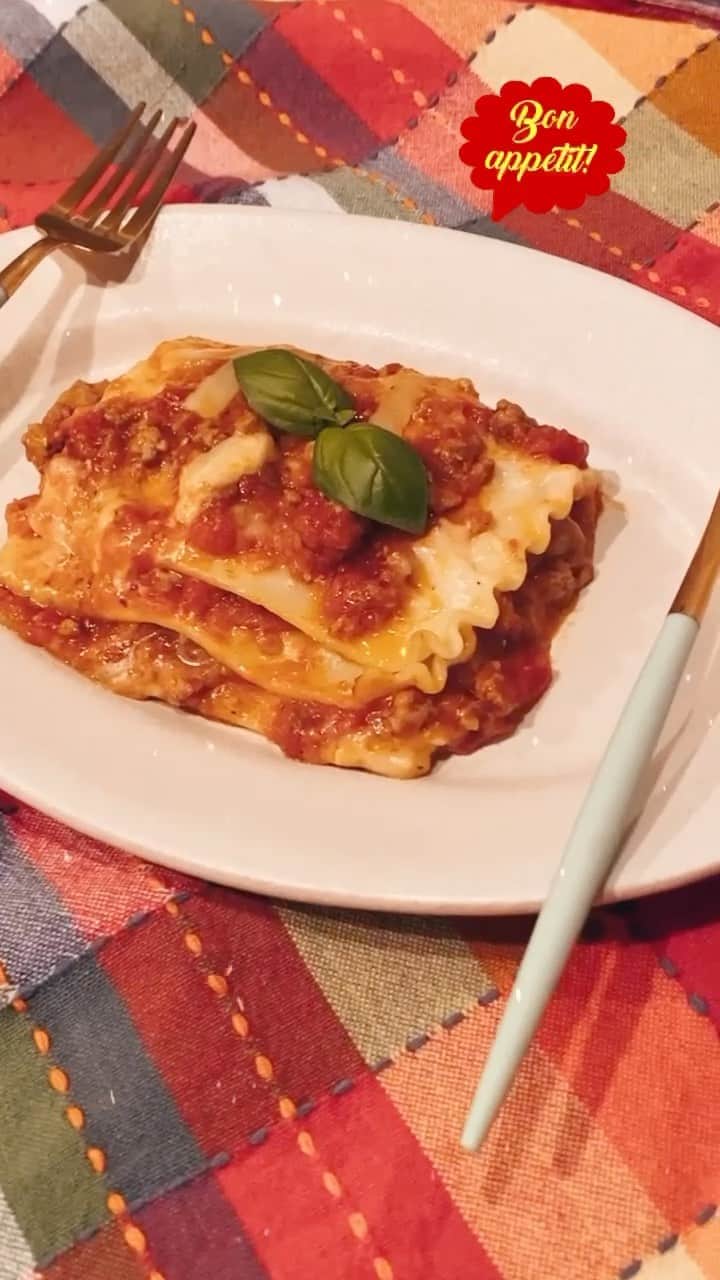 越川萌花のインスタグラム：「ひき肉は塩胡椒と薄力粉をまぶしておく 玉ねぎみじん切り　オリーブオイルで 炒めてトマトホール缶🍅🥫 味付けは適当 赤ワイン、塩、胡椒とイタリアンハーブ コンソメも入れたかな！  じっくり煮込んでるあいだに  ラザニアは茹で上げて氷水に浸すとモチっとしていい🧊  ホワイトソースはお湯で伸ばしてナツメグを入れたよ  摘みたてバジル添えて🌱  #今日の夜ご飯 #ラザニア」