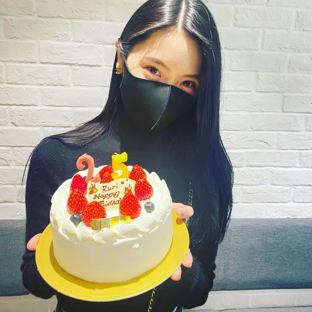 川本璃のインスタグラム：「. 25歳の誕生日を迎えました。 皆さんたくさんの メッセージありがとうございます🌹 幸せ者です。」