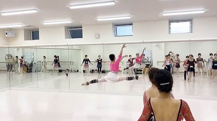 松浦景子さんのインスタグラム写真 - (松浦景子Instagram)「【芸人がバレエを教えるなんて反対派！のバレエ講師・親御様、関係者様へ】  まず、本題の前に YouTube#けっけちゃんねる に 有難いことに以前ワークショップをさせていただいた模様を公開しました🙇‍♀️  自称”バレエ芸人が教える世界一楽しいバレエレッスン“です✨  めちゃくちゃ楽しかったです❤️  関係者の皆様、ご参加いただいた皆様 本当にありがとうございました🙇‍♀️ ぜひご覧ください！  これを公開するのは 私には勇気がいることでした。  👇  （やっと本題）  普段YouTubeでのレッスン・レクチャー動画をご覧になられている沢山の方々のご要望により 自粛期間から始めたオンラインレッスンは 有料にも関わらず、約1000人以上の生徒さんにご参加いただいたり 直接レッスンさせていただくお教室などもあり、有難いことに大変好評です。  ですが、その傍ら 「芸人のくせに教えるなんてバレエに失礼」 「先生じゃないのに人に教えるな」 「価値ない」 「松浦景子に払うなんてお金がもったいない」 沢山のご意見をいただいたり  現役のバレエ講師の皆様、親御様方から お叱りのご意見、SNS投稿、色んな憶測の噂まで 全て私の目、耳まで届いておりました。  実は、すごい量でした。  その気持ちはわかります。  なぜ私がレッスンをしたのか。  私はあくまで芸人なので「バレエが楽しい！」 と思ってもらえるキッカケさえ掴んで貰えればという思いがあります。  「バレエが楽しく感じられない」 「昔、バレエをやっていてブランクがあるけど踊りたい」 「バレエやったことないし体硬いけど興味はある！」  という皆様へ寄り添いたいのです。  決して、これからバレリーナを目指す大切なお子様に 教育してやる！バレエとはこうだ！ という気持ちは一切ありません。  それは、バレエの先生がやるべき事です。  私も間違ったバレエを教えたくは無いですし 各バレエスクールに通っていて、お世話になってる先生がいるのに 黙って私のレッスンを受けて 「けっけちゃんが言ってたから、これはこう！」  なんてことがあったら、この世の終わりだと思っています。  先生がいるなら、自分の先生をまず大切にして欲しいです。  私はバレエを23年やってきて 現役中、しっかり"教え"をしていたことも勿論ありますし 芸術大学のバレエ科でバレエ学や解剖学、振付等 しっかり学ぶべきものは取得しました。  でも、私も人間です。  『芸人のくせに』『へたくそなのに』  という言葉は簡単に使わないで欲しいです。  私も大好きなバレエのために できる限りのことはしたいと思っています。  今後も、温かく見守っていただけると嬉しいです。　　　  吉本興業  吉本新喜劇　松浦景子  ーーーーーーーーーーーーーーーーーーーーーー  #この文章があの人に届きますように  . #そういう人に限って絶対この文章見てなさそう #まじで届いてくれ #私にそういう事言ったことも忘れてるあの人  #バレエ大好き #吉本興業#吉本新喜劇#吉本坂46 #バレリーナ芸人#バレエ芸人 #松浦景子  真の　#バレエあるある #バレエやってる人プライド高すぎて怖い  #ほなわしもやないかい .  #バレエ講師 #バレエの先生　とは。」4月12日 21時27分 - pinkpinks13