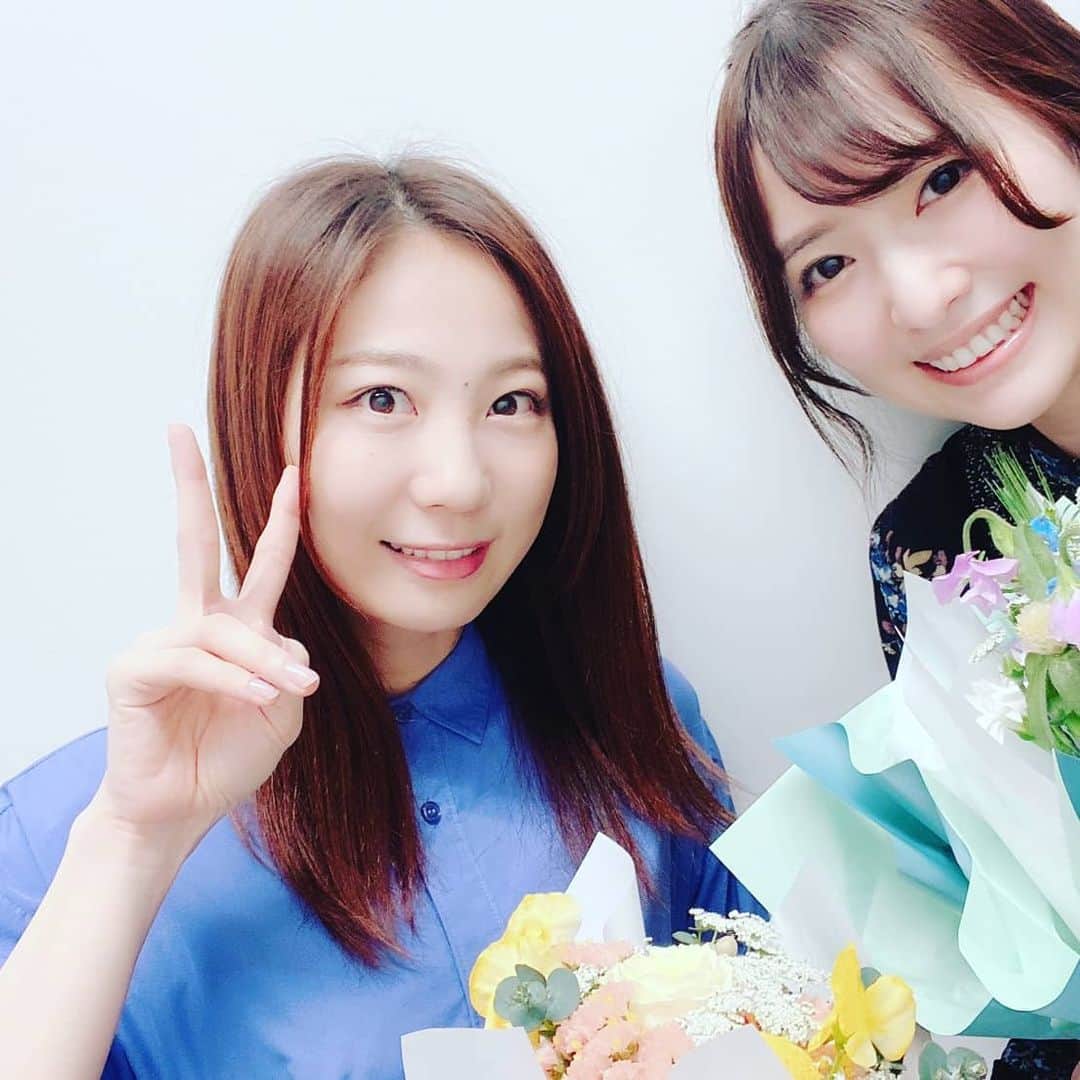 のインスタグラム：「【おるらじ～キャプテン、聞いてください！～】  本日配信の回が最終回です！4年3ヶ月！ありがとうございました！  キャプテンとスタッフさんはもちろんですが、特にるるきゃんには本当に沢山サポートしてもらって、そのおかげでとても自由に、物凄く力を抜いてラジオを楽しむことが出来ました！ありがとうるるきゃん🥰 ぶっ飛びエピソードがきけなくなるのが残念だ…き…き、きれいな海の話とか😢 よくカールを貢いでくれてありがとう…美味しかった…😢  そしてキャプテンの皆様のメールも凄く思い出深いです。 ゲーム以外の事柄も沢山共有しましたね！ 喜怒哀楽、色んな感動をありがとうございました！！！  あと個人的に真知のカード絵の構図を決めさせて貰えたり、収録現場では聞けない色んな制作の拘りをスタッフさんに聞けたのも本当に最高の思い出です。美味しい差し入れも本当にありがとうございましたスタッフの皆様！  またどこかで…オルステとかでおるらじ勢が集合出来ますように！(笑)  本当にありがとうございました！！！  写真、1枚目はるるきゃんと🥰 2枚目、最近気に入ってる真知のコスモメイドコーデ🥰 3枚目、ゆいの色打掛の装飾細かすぎんか！！最高か！！！って感動を共有したくて。 4枚目、コスモメイド直美やで！！ 5枚目、奇跡の引きなんですけどおおお！！(無料10連)  これからもアプリ【オルタナティブガールズ2】宜しくお願いします！！  ではまた！  #オルガル2 #オルガルラジオ部 #佳村はるか #安済知佳」