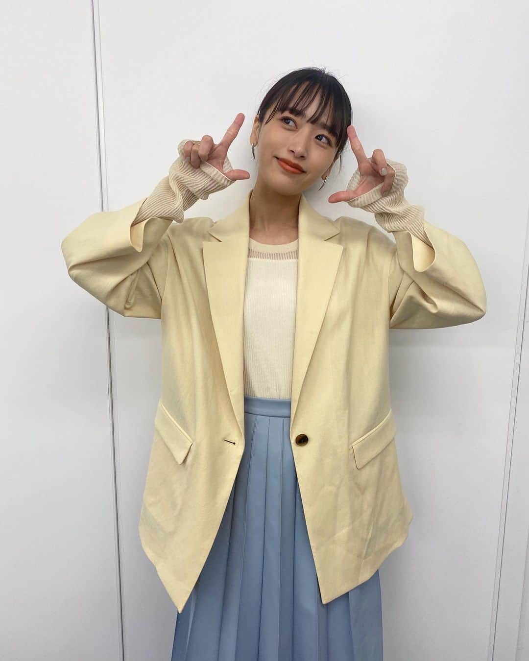 近藤千尋のインスタグラム：「黄色とブルーって 可愛い組み合わせだなぁ〜🥰 ラヴィットのロケでの衣装です🌿 ロケ終わりに撮ったから ジャケットのシワが😓 あしたは久々にヘアカラーする予定💇‍♀️ 半年以上、地毛だったから どんな色になるか楽しみだ♥️ 髪の毛はとりあえず伸ばそうかな☺️ お皿洗いめんどくさいよ〜🦥 ソファで寝落ちしたいよ〜🦥 でも後から後悔するよ〜🦥」