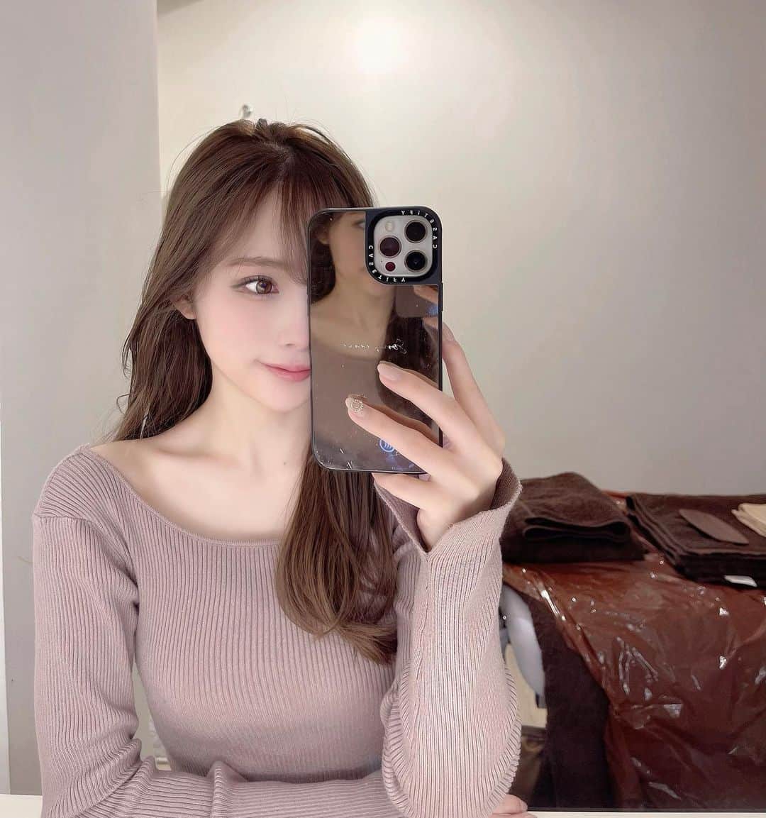 のインスタグラム：「🌿🧖🏻‍♀️ ㅤ ㅤ 椎名美月さんが3/31にopenされた @meilli_official 表参道店にお伺いさせて頂きました.✨ ㅤ お店の内装が1つ1つ可愛くて胸がきゅんきゅんしました🤍 ㅤ 初ハイパーナイフ、初ボディーケアを受けて 1回で見た目も感触も全然違うことにびっくりして 思わずお姉さんと目合わせて笑ってしまいました😂笑 ㅤ 椎名美月さん @mizkiss は年下の私に 凄く低姿勢でお話ししてくださって 女神のように素敵な方でした. なんと地元まで同じで嬉しすぎて言葉に なりません🌧🤍 ㅤ 少しの時間で学ぶことが沢山あって 素敵な出会いに感謝な日でした💡嬉 ㅤ #表参道 #meilli #ハイパーナイフ #エステ  ㅤ ㅤ」