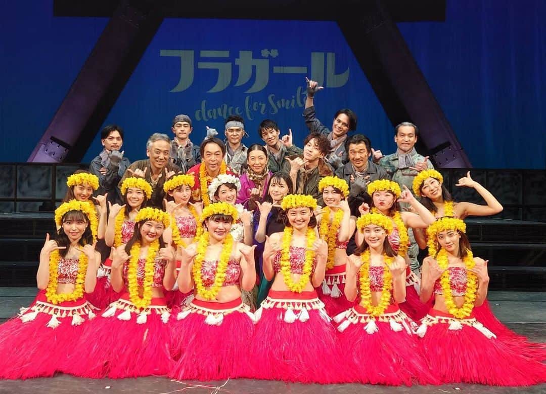 矢島舞美さんのインスタグラム写真 - (矢島舞美Instagram)「. 舞台『フラガール-dance for smile-』たくさんの方の協力や支えがあって、こうして全公演駆け抜けることができました。心から感謝しています。 2019年に上演をし、また必ず再演しよう！と約束し別れたあの日から、 誰もが想像しなかったコロナの時代がやってきて、『フラガール』も去年は見合わせ。もしかしたらこのまま再演できないんじゃないかと、思っていました。 だけど、こんな時代に負けずに、この舞台を届けたい‼︎むしろこんな時代だからこそ演る意味がある‼︎という熱い想いの集まりで、不可能が可能になりました。 たくさんの人が頭を悩ませながらも、できる方法を考えて下さり、対策を考えて下さり、稽古の仕方も工夫して、キャストや関係者も日常に気を付けて、そして観に来て下さる皆さんにも色々な協力をしてもらい、こうして、無事に公演をすることができました。 フラガールは、時代は違うけれど今のコロナ禍に通ずるものがあるストーリーで、いつの時代も人々は助け合い困難を乗り越えてきたんだなぁ。と、私たち自身もこの作品から勇気や希望をたくさんもらいました。 コロナで色んな困難にぶち当たり、疲弊してしまっている人がたくさんいると思います。だけど、人間が持ってるエネルギーは！底力は！凄まじいから✊なんとか踏ん張って、跳ね返して、みんなで力を合わせて力強く生きていきましょう✊ 観に来て下さった皆様に、そんな想いが届いていたら嬉しいです‼︎ . そして、今回座長をつとめてくれた#乃木坂46#樋口日奈 ちゃん♡本当に頼もしくて、プロ意識のかたまりみたいな、素敵な素敵な座長さんでした。多忙な中疲れも見せずに、いつもキラキラにこにこ、誰よりも早く稽古場や楽屋入りして、本当に自覚が素晴らしいなって♡だからみんなそんな日奈ちゃんについていくし、そんな日奈ちゃんが大好きなんだよね♪この人がいれば大丈夫だ‼︎ってみんなを精神的な面でもまとめて絆を深めてくれました♡ 心からの拍手を送りたいです！！初主演、本当にお疲れ様♡そして、ありがとう♡一緒に舞台に立てた事、私の宝物です。 . なんか、千秋楽終えて、書きたいことがどんどん浮かんで、終わらなくなりそうだから（笑） また改めてブログ更新しますね♡ . この舞台に携わってくれた全ての方に、心からありがとうございました‼︎ . . #矢島舞美#舞台#フラガール」4月12日 21時25分 - maimiyajima_official_uf