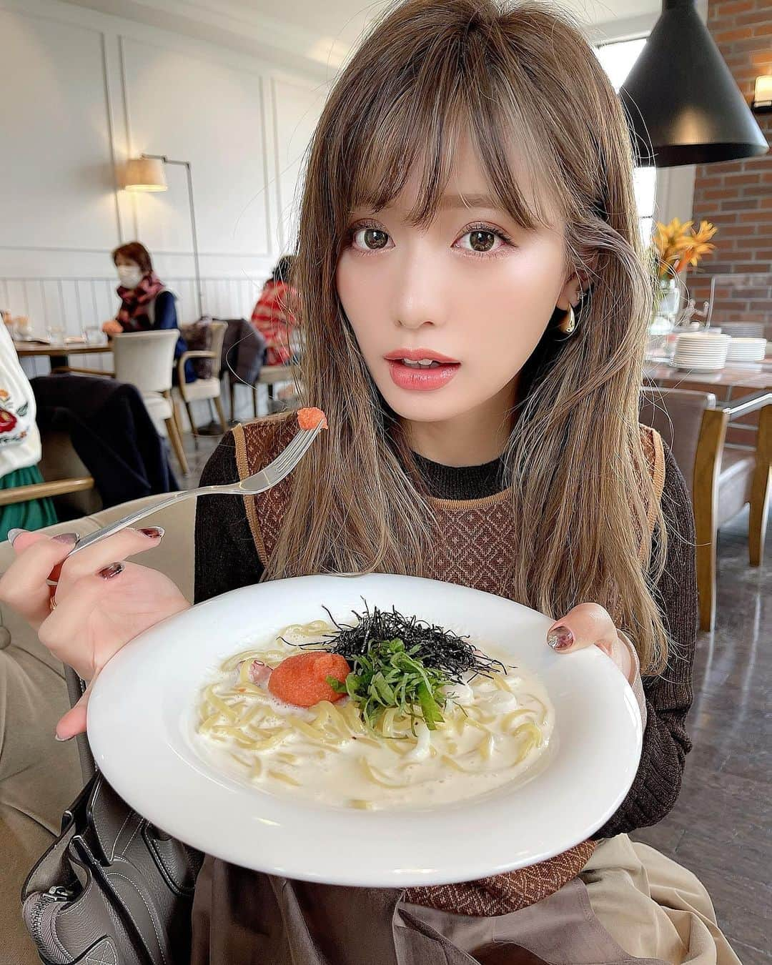 伊藤実祐さんのインスタグラム写真 - (伊藤実祐Instagram)「﻿ ﻿ ﻿ 食べても食べても、お腹がすく今日この頃🤢💭﻿ ﻿ YouTube企画で、﻿ IUちゃん式ダイエットでもやってみよかな🤔🍎🍠﻿ ﻿ ﻿ 昼間あんなに食べたのに、今もぉお腹空いてる...🐷﻿ 今夜この空腹をどう乗り超えれば良い？🥺w﻿ ﻿ ﻿ みんなこんな時どうしてる？﻿ ﻿ 喝入れてやってください🙇🏻‍♂️🥊💨﻿ ﻿ ﻿ ﻿ ちなみ、何枚目が好きかも聞きたい。デス。👉🏻👈🏻💓 ﻿  ﻿ #ダイエット #ダイエットメニュー #ダイエット料理 #ストレッチ #筋トレ初心者#炭水化物抜き #カラコン #カラコンレポ #エバーカラーワンデー﻿ #イエベ #イエベ秋 #イエベメイク﻿ #ラッシュリフト #アイメイク ﻿ #감성　#감성돋다﻿ #일상스타그램　#좋아요그램　#데일리코디﻿ #오오티디　#데일리코디　#메이크업﻿ #뷰티스타그램　#코스메틱　#여행그램﻿ #일본　#일본여행　#먹스타그램﻿ #伊藤実祐 #いとうみゆ #みゆちゃい﻿ ﻿ ﻿ この前行った、ここのパスタランチ美味しかったなぁ〜🤤🍝♡」4月12日 21時35分 - miyu.61