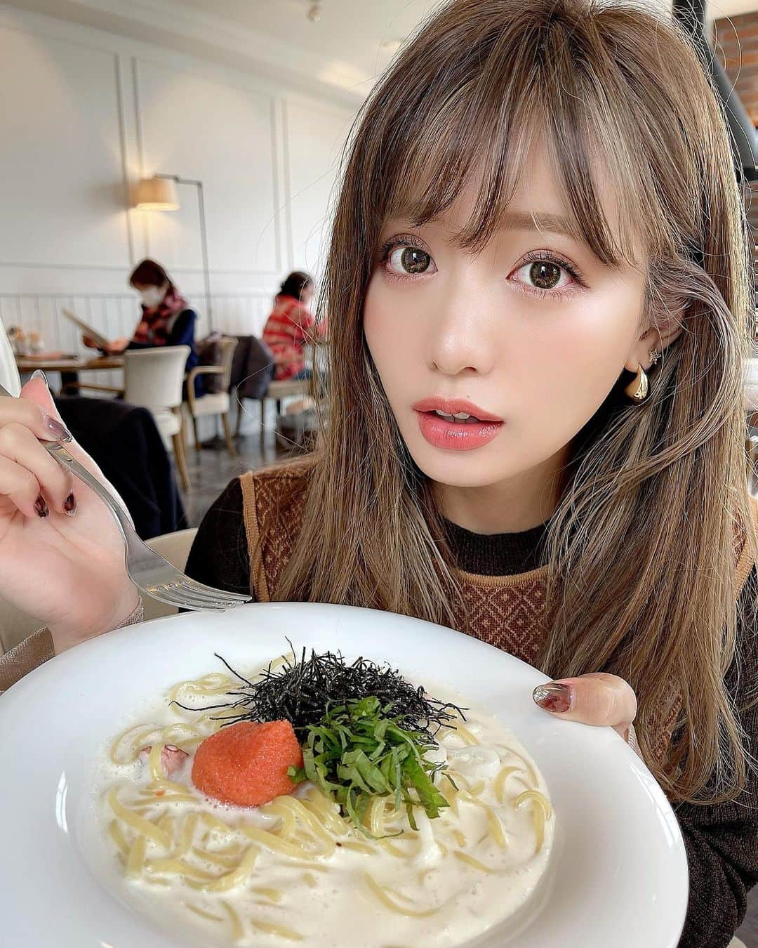 伊藤実祐さんのインスタグラム写真 - (伊藤実祐Instagram)「﻿ ﻿ ﻿ 食べても食べても、お腹がすく今日この頃🤢💭﻿ ﻿ YouTube企画で、﻿ IUちゃん式ダイエットでもやってみよかな🤔🍎🍠﻿ ﻿ ﻿ 昼間あんなに食べたのに、今もぉお腹空いてる...🐷﻿ 今夜この空腹をどう乗り超えれば良い？🥺w﻿ ﻿ ﻿ みんなこんな時どうしてる？﻿ ﻿ 喝入れてやってください🙇🏻‍♂️🥊💨﻿ ﻿ ﻿ ﻿ ちなみ、何枚目が好きかも聞きたい。デス。👉🏻👈🏻💓 ﻿  ﻿ #ダイエット #ダイエットメニュー #ダイエット料理 #ストレッチ #筋トレ初心者#炭水化物抜き #カラコン #カラコンレポ #エバーカラーワンデー﻿ #イエベ #イエベ秋 #イエベメイク﻿ #ラッシュリフト #アイメイク ﻿ #감성　#감성돋다﻿ #일상스타그램　#좋아요그램　#데일리코디﻿ #오오티디　#데일리코디　#메이크업﻿ #뷰티스타그램　#코스메틱　#여행그램﻿ #일본　#일본여행　#먹스타그램﻿ #伊藤実祐 #いとうみゆ #みゆちゃい﻿ ﻿ ﻿ この前行った、ここのパスタランチ美味しかったなぁ〜🤤🍝♡」4月12日 21時35分 - miyu.61