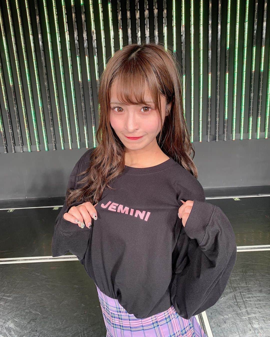 清水里香さんのインスタグラム写真 - (清水里香Instagram)「﻿ ﻿ JEMINI ロンTお気に入り💗💜﻿ ﻿ ﻿ 実はこれ普通のロンTじゃなくて﻿ 袖が少し大きめ＋長めになっているので﻿ 着た時がめちゃくちゃ可愛いの！﻿ ﻿ 世界中がこれ着てる人で溢れたらいいのに。笑﻿ ﻿ アイドル最後の日まで今まで以上に﻿ JEMINIとしての活動頑張っちゃうぞ🔥﻿ ﻿ お楽しみにねっ﻿ ﻿ ﻿ ﻿ ﻿ ﻿ #JEMINI」4月12日 21時31分 - partyyy_chu