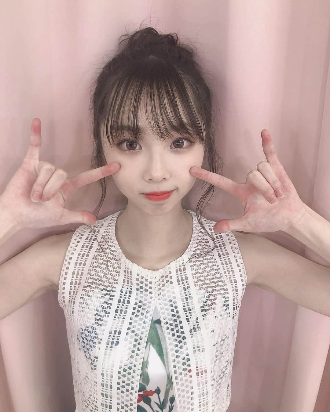 岡田梨奈のインスタグラム：「久しぶりの僕夏公演楽しかった☺︎☺︎☺︎  公演では初のおだんごヘアにしました👐  タンポポの決心では良い曲すぎて涙一滴綺麗にらしました😛笑 #akb48 #劇場公演 #僕の夏が始まる公演 #僕夏 #おだんごヘア」