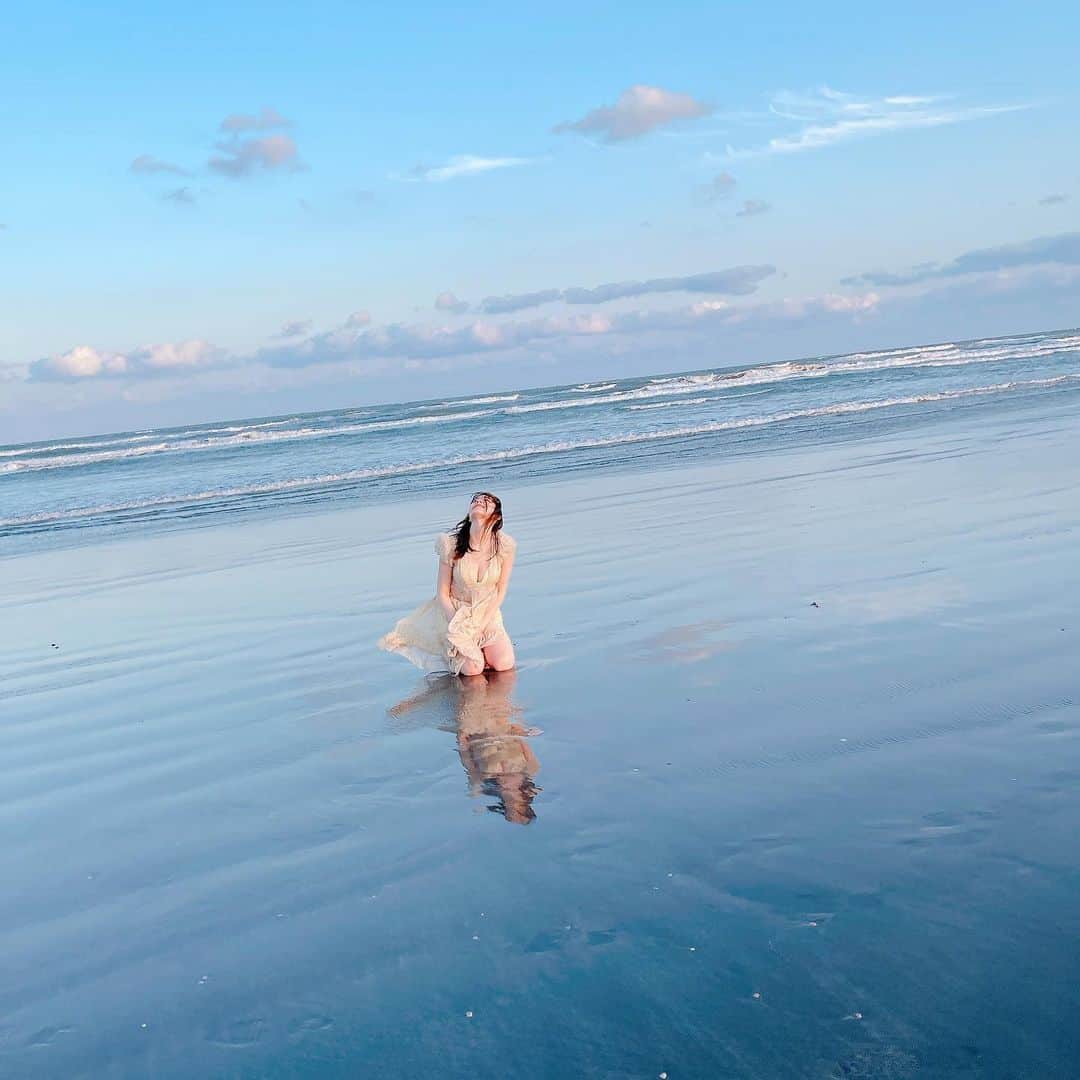 トリンドル玲奈さんのインスタグラム写真 - (トリンドル玲奈Instagram)「撮影裏話🐬  最後の海でのショットは、 寒すぎて笑ってばっかりでした☺️  改めて見ると、海ってやっぱり綺麗。 癒されます。  #FRIDAY」4月12日 21時57分 - toritori0123