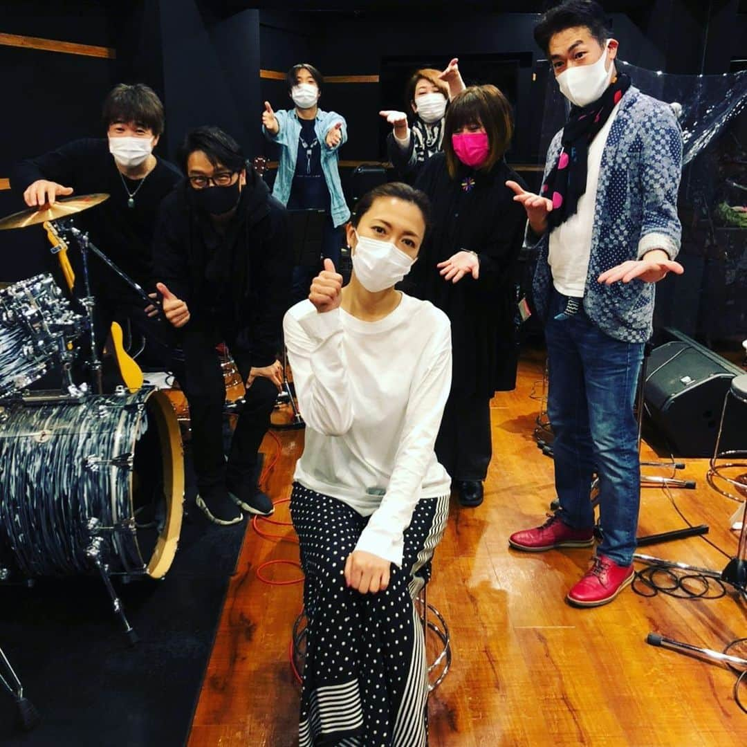 安蘭けいさんのインスタグラム写真 - (安蘭けいInstagram)「今日はコンサートの初めてのバンド合わせでした♪ あれ？何度もご一緒してましたっけ？と思うくらい息ぴったりで、びっくり‼️バンドマスターのYUKAさん筆頭に、大人で愉快なみなさん😄 素敵なコンサートになる予感💕 頼りにしています😄✨✨✨  ♪ YUKA chan band ♪ Violin：樋口菜穂美 Cello：中林成爾 Guitar：近藤尚如 Bass：杉田孝弘 Drums：河崎真澄 Piano&Bandmaster : YUKA  #billboard  #billboardlivetokyo  #東京ミッドタウン六本木  #30周年記念 #是非観にいらしてください #お待ちしています💕 #次はドラムやりたいな #おいらはドラマー #嵐を呼んじゃおか？」4月12日 21時57分 - toko_aran