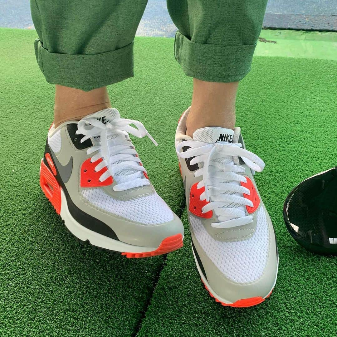 前田典子さんのインスタグラム写真 - (前田典子Instagram)「今日は #golf #マスターズ を観てから直ぐに練習に行った人も多いかと思います🏌️‍♀️🔥 私もレッスンへ😁⛳️  グリーンのジャケットを着て行く勇気は無く🤣グリーンのパンツを穿いていきましたよ　笑💚  そして 新しい #ゴルフシューズを下ろしました #nikeairmax90g  自分サイズが見つからず海外からお取り寄せ やっと届きました〜👟⛳️  #スパイクレスシューズ @nikegolf   今夜はBSでマスターズの再放送をまた見ながら #乾杯🍻 #おうちご飯　#すきやき 結果を知っていても 何回も見れる　 そして また感動😭 いい日だ‼️ #ありがとう❣️ #松山英樹プロ  #おめでとう🎉」4月12日 22時19分 - maenorichang