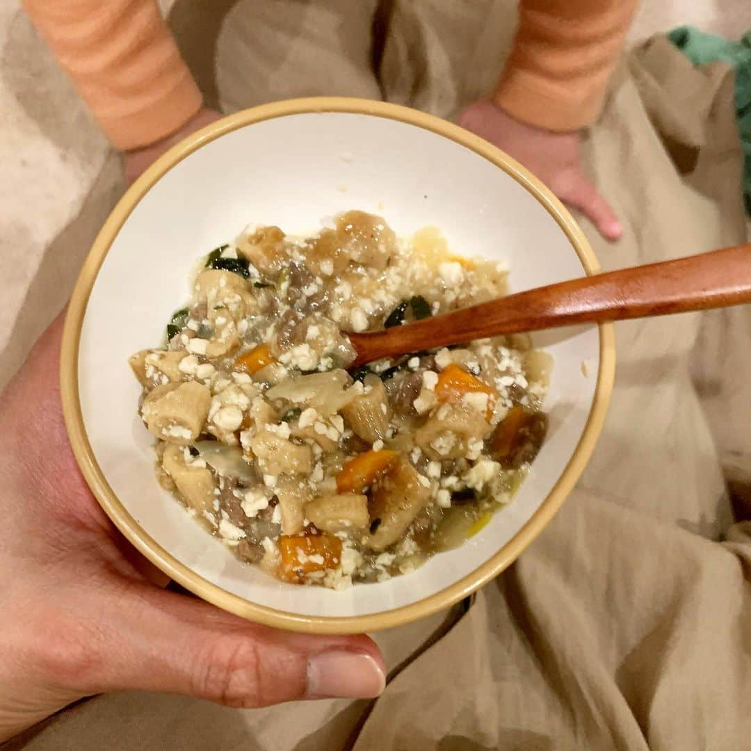 安田美沙子さんのインスタグラム写真 - (安田美沙子Instagram)「最近の離乳食🤍 下の子が、スクールに通い出してから食欲がすごい👶 半ば諦めていたくらい食べなかったのに。。。 作っても食べなくて母ちゃん放心状態だったのに。。嬉しい。 . . . 家族も少しだけ👶に寄せたご飯になって、野菜が増えたり、優しい味付けになりました🌈 . . 人参、コーン、アスパラ、キャベツとご飯を鶏ガラで煮たの。お米は半分、米粉で出来たヘルシー米をミックスしました。 . . 牛挽肉、人参、玉ねぎ、小松菜、豆腐、大豆パスタのすき焼き味。 . . パン、オーツミルク、バナナのパンがゆ。 . . スタッフさんへおにぎりの差し入れ🧡 . . 子供が寝静まった後の夫婦でワインのお供、ご褒美チーズケーキ。 . . #みさこクッキング　#離乳食 #おにぎり　#mama #boys #cheesecake @louange_tokyo」4月12日 22時13分 - yasuda_misako