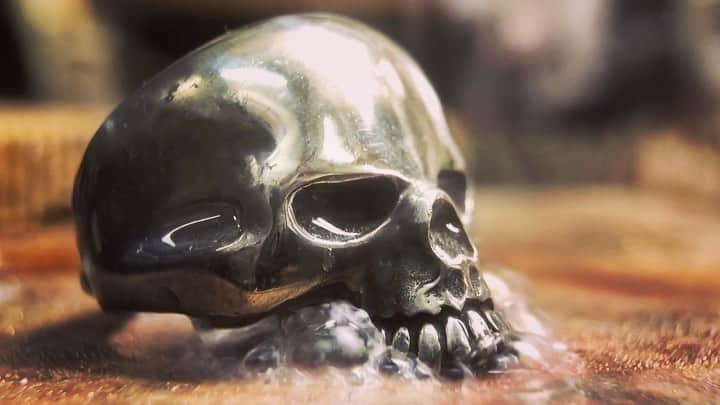 クレイジーピッグのインスタグラム：「Relieved to say our shop doors are open once again! Monday to Saturday, 10:30am - 6:30pm! #skull #boiling #fire #satisfying #slomo #skull #jewellery」