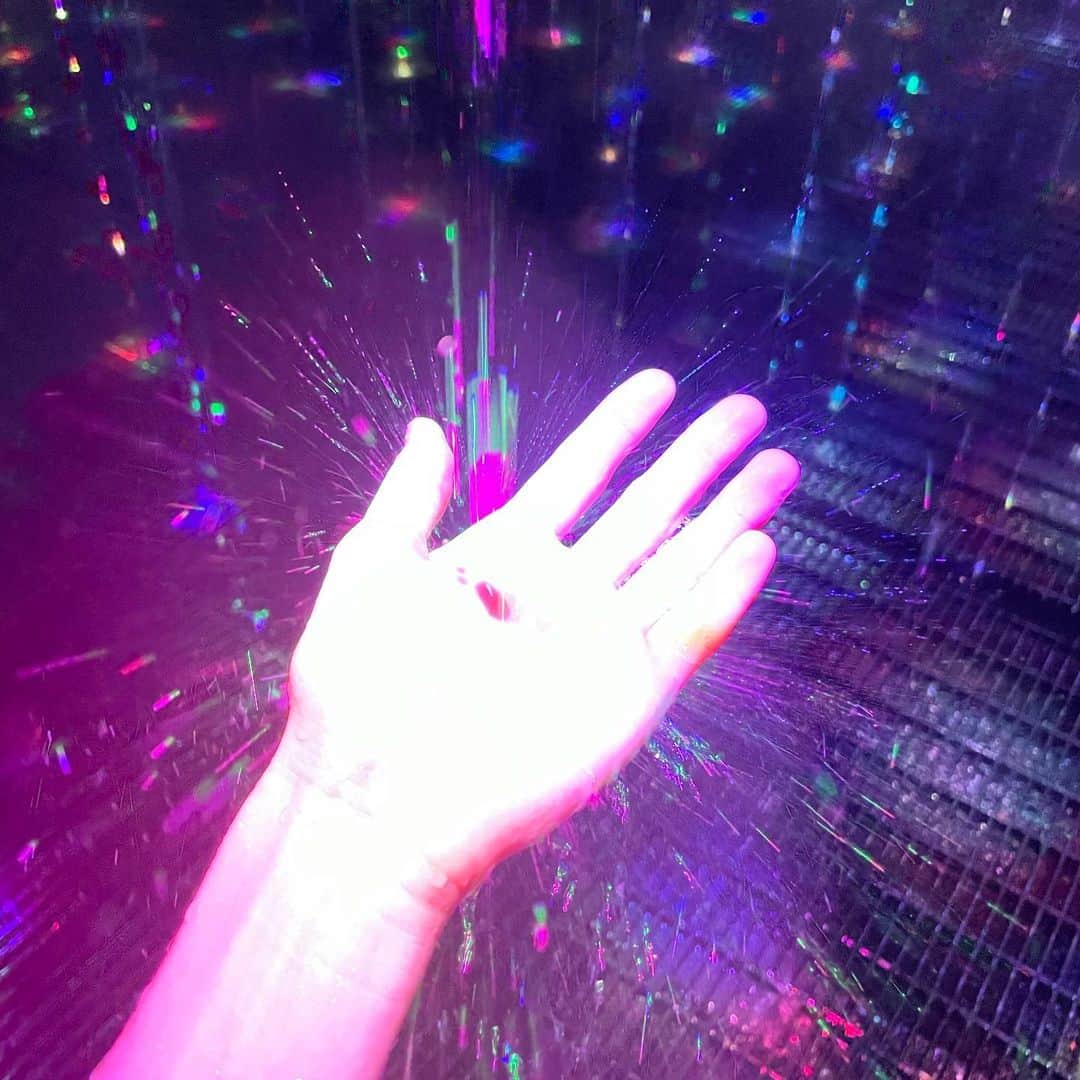 水原希子 さんのインスタグラム写真 - (水原希子 Instagram)「@teamlab Reconnect!! TeamLab sauna🔥 サウナと水シャワーで最高級な状態になって見る チームラボ は次元を超えました！  サウナのほうじ茶や白樺が とてもいい香りで気持ち良かった🌼」4月12日 22時41分 - i_am_kiko