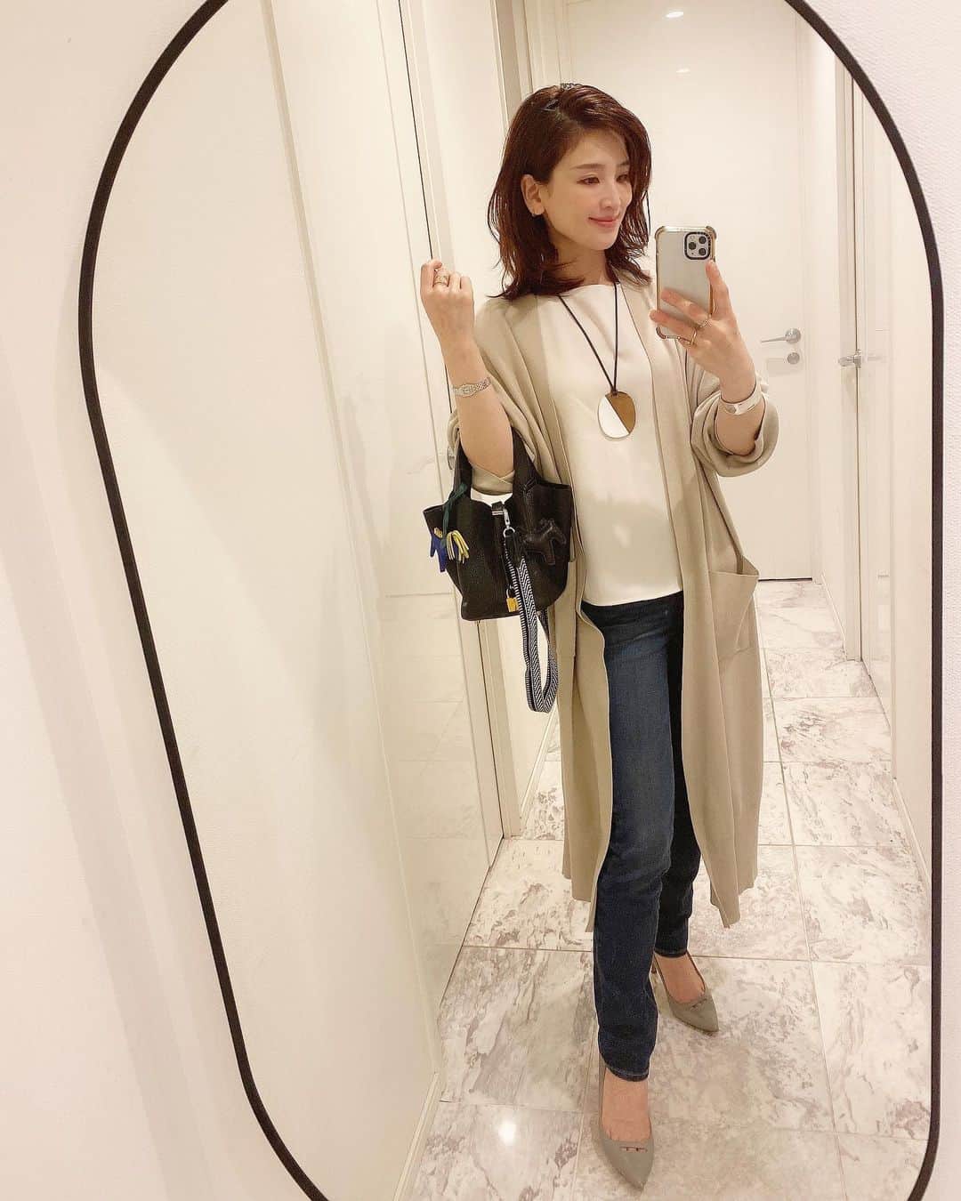 永田明華のインスタグラム：「#デニムコーデ  @levis の#デニムパンツ が多いのですが、今回は 女性のボディラインをリフトアップしながら、はき心地の良さとデザイン性を兼ね備えた @levis_japan のジーンズ。 ジーンズセレクトショップRight-onのみで販売している完全別注商品です😌  #公園コーデ や#リラックスコーデ として良き♡ ・ ・  #リーバイス#シェイピングジーンズ#ライトオン#はじめてのシェイピングジーンズ#pr」