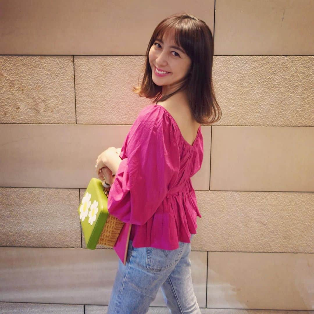 小川ひとみさんのインスタグラム写真 - (小川ひとみInstagram)「🌼🌼🌼 tops/ @marahoffman  denim/ @levis  bag/ @markcross  ブラウスがとっても気分❤️ 下書きがなぜか ４つしか出来ない… 困る…😭😭😭 #coordinate #pink #marahoffman  #levis #tokyolife #markcross」4月12日 23時21分 - hitomy220