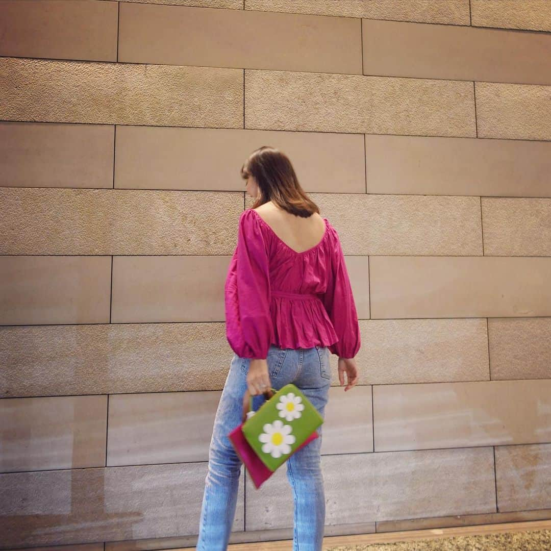 小川ひとみさんのインスタグラム写真 - (小川ひとみInstagram)「🌼🌼🌼 tops/ @marahoffman  denim/ @levis  bag/ @markcross  ブラウスがとっても気分❤️ 下書きがなぜか ４つしか出来ない… 困る…😭😭😭 #coordinate #pink #marahoffman  #levis #tokyolife #markcross」4月12日 23時21分 - hitomy220