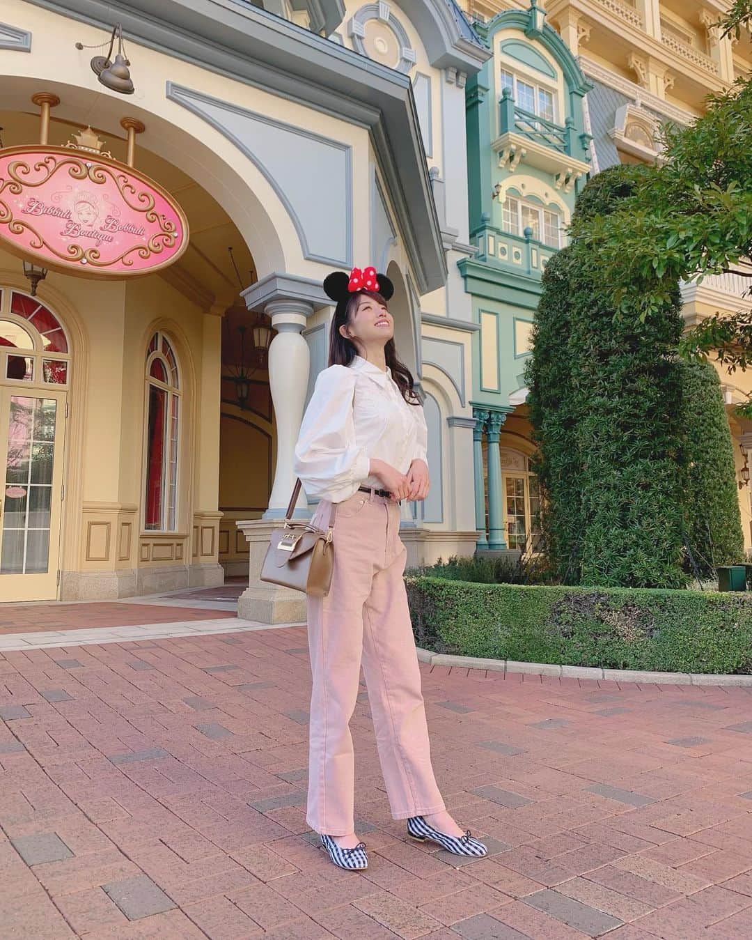 のインスタグラム：「先月久しぶりに舞浜行った日の写真💗 . . パークチケットは争奪戦に敗れGETできなかったので、ランドホテルでランチしました🍽🏩✨舞浜に降り立つだけで幸せな気持ちになれるからディズニーってすごい🥺👏 . . #コーデ記録 👗💗 #tops : #ingni @ingnistore  #pants : #epimiépimmy @epimi_epimmy  #shoes : #heather @heather_love_official  . . #プチプラ #プチプラコーデ #プチプラ雑貨 #プチプラ部 #zozotown #プチプラ通販  #disney #disneyoutfit #disneyfashion #disneyootd #ootd #fashion #ディズニーコーデ #ディズニーランド #東京ディズニーランド #東京ディズニーランドホテル #ディズニーランドホテル #disneylandhotel #disneyland #tokyodisneyland #tokyodisneyresort #tokyodisneylandhotel」