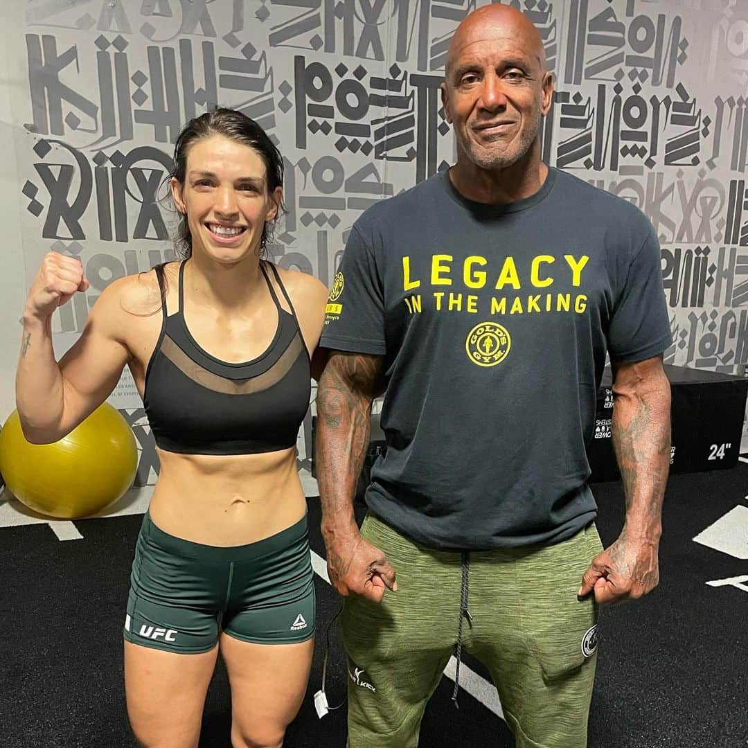 マッケンジー・ダーンのインスタグラム：「Thank you to my strength & conditioning coach @rogeriocamoes 💪🏼👊🏼 so happy to have started the work with you and excited for what we will achieve together!  • •  Muito obrigada ao meu preparador físico @rogeriocamoes 👊🏼💪🏼 estou feliz demais de ter começado o nosso trabalho, e muito empolgada para o que vamos conquistar daqui em diante!!」