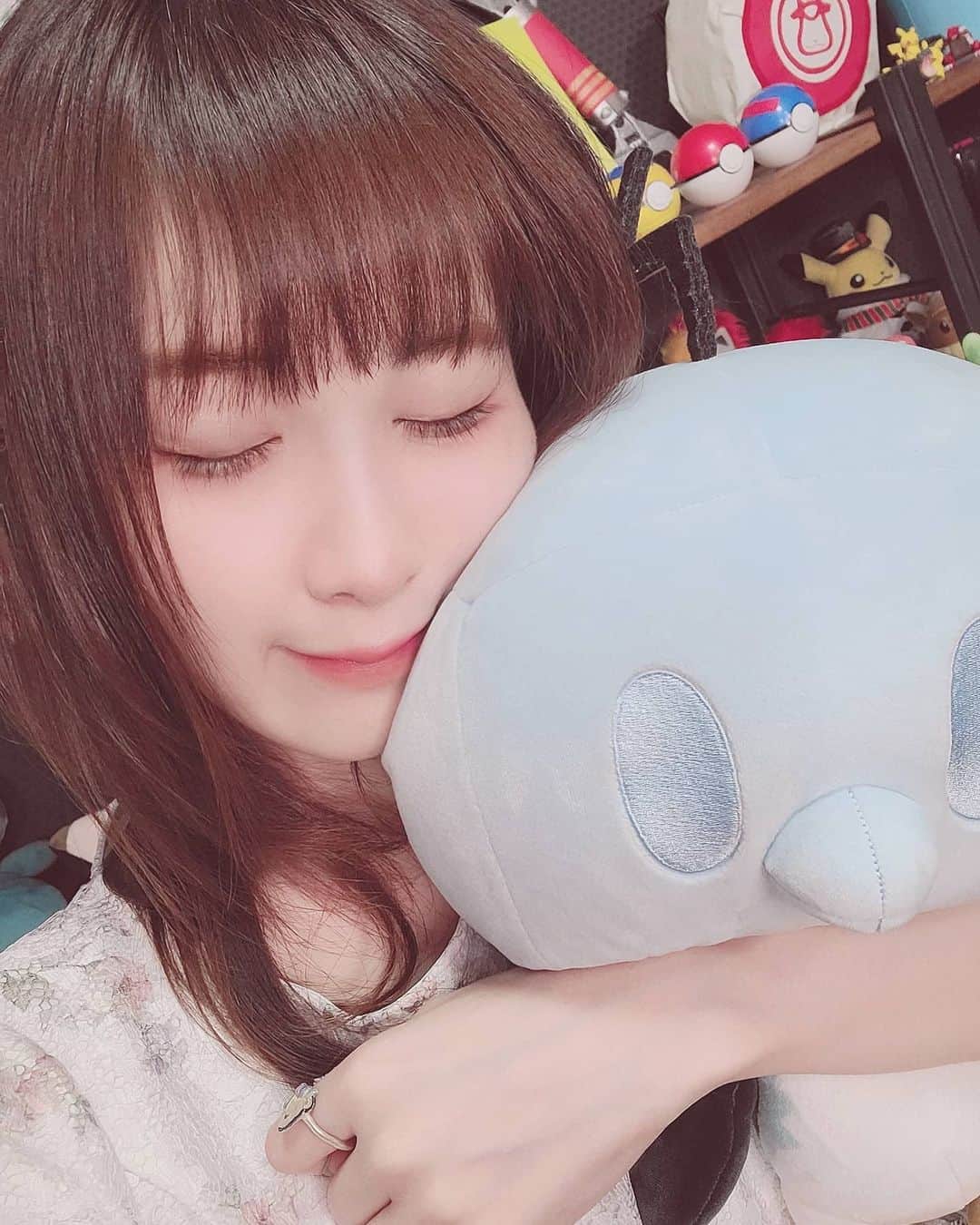 のインスタグラム：「この前このコオリッポくんお風呂いれてあげて(お洗濯🧺)、乾かしたら、頭がしかく→まんまるになってしまった🧊 * * しかし…まんまるコオリッポくん愛おしい😊😊😊 * * #コオリッポ #ななっぷる」