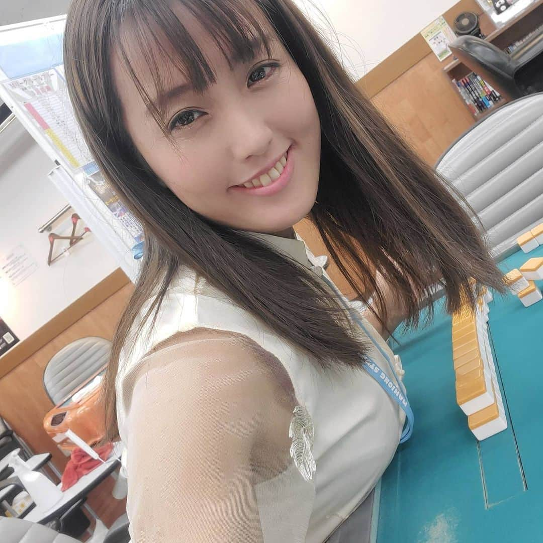 日里麻美さんのインスタグラム写真 - (日里麻美Instagram)「* 麻雀卓でも主張  * 本日まーすた下北沢にて ゲストでした！ ありがとうございました♥️ ２回目もこれてとても嬉しかったです😉  * * * 【販売中】 💠抑えきれない胸の鼓動　DVD & Blu-ray Amazonなどで購入できます  【TV、Web】 💠 打姫オバカミーコ　劇場公開決定  💠毎週木曜日YouTube　タイタン東スポ部更  💠さまぁ～ずチャンネル　『訳あり女』  💠YouTube　『ひさっちゃんねる』で検索 最新「35歳グラビアの自宅トレーニング。のがちゃんねる参考にしてます。」  【イベント】 💠4/12　まーすた下北沢店　ありがとうございました！ 💠4/19　まーすた王子店　麻雀ゲスト🀄 💠5/5　後日詳細 💠5/8　１日初恋村 💠5/18　後日詳細 💠5/22　原宿夜ふかしアート展 × アート撮影会「女優展」団体撮影会　予約受付中 💠5/25　後日詳細  * * * * #乳圧女 #着衣巨乳 #着衣でも主張 #主張グラビア #おっぱいの大きいお姉さんは好きですか #hisato」4月13日 0時40分 - hisato.asami