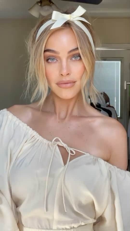 Elizabeth Turnerのインスタグラム：「Cannot wait to share this shoot with y'all!! A lil BTS by @josecorella 🥰❤️」