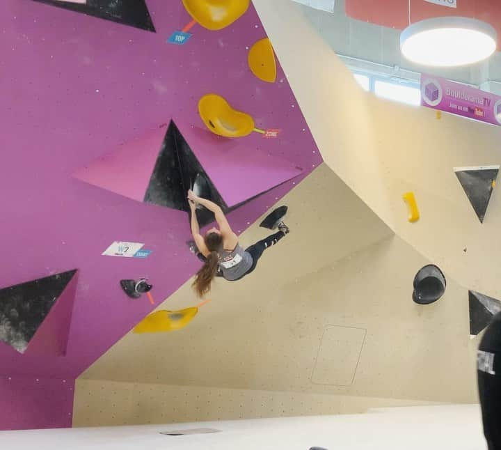 ユリア・フィシェルのインスタグラム：「Competitions are finally happening again! Happy to start this season with a 14th place at the European Cup in Klagenfurt. 🇦🇹 Motivated to continue working on my bouldering skills, but for now just happy to see that training has already paid off. Big congrats to our austrian finalists @jessy_pilz 🥉 and @franziska.sterrer and especially to @nicolaiuznik who impressed everyone with a great performance 🥇👏」