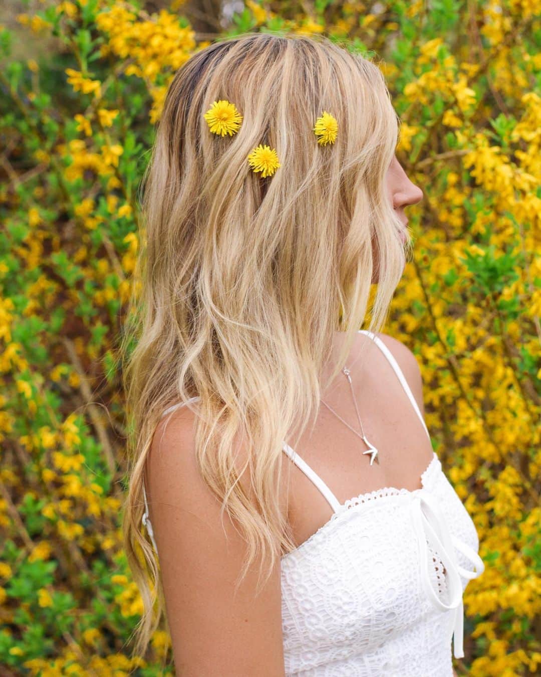 サシャ・カリスさんのインスタグラム写真 - (サシャ・カリスInstagram)「Whaaat? Not me on the side of the road picking flowers 💐😅 So excited to be surrounded by spring! 🤩🌸💕  http://liketk.it/3cMqh #liketkit @liketoknow.it #LTKstyletip #LTKunder100 #LTKbeauty Shop your screenshot of this pic with the LIKEtoKNOW.it shopping app! Dress is UNDER $80!」4月13日 1時13分 - _bahamasgirl_