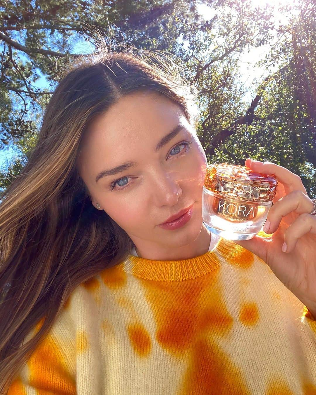 ミランダ・カーさんのインスタグラム写真 - (ミランダ・カーInstagram)「So excited our new @koraorganics ✨Turmeric Glow Moisturizer✨ is finally here! This is the creme de la creme of face creams and I can’t wait for you all to try it 🧡🥰🧡  It makes my skin GLOW all day and night and looks beautiful underneath makeup 🙌🏻 The packaging is so stunning & also sustainable, featuring refillable pods and a beautiful glass jar💖🌈🤩」4月13日 1時40分 - mirandakerr