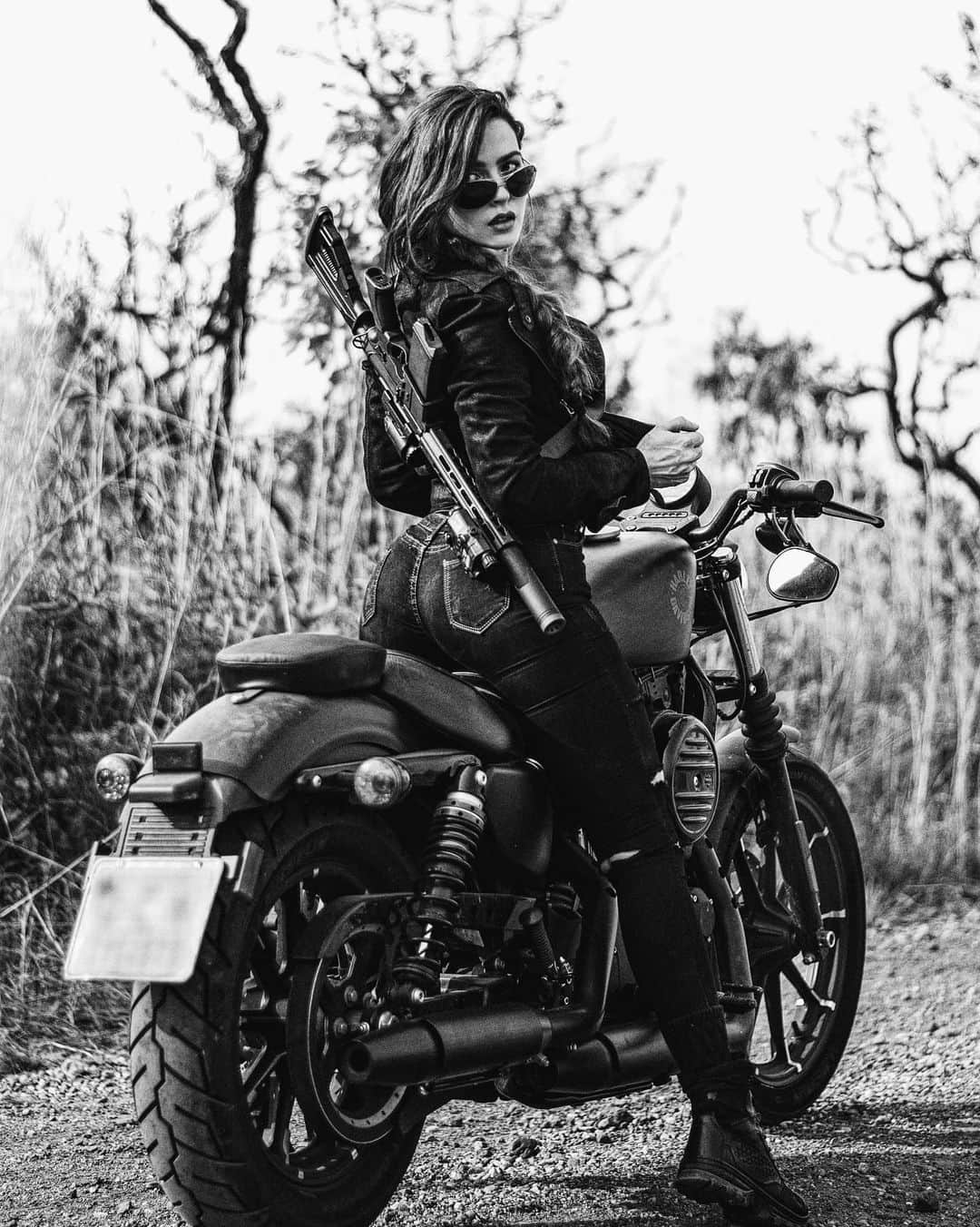 Anna Vargasさんのインスタグラム写真 - (Anna VargasInstagram)「Boa semana! 🖤 . 📸@_leonardoribeirooo . . #harleydavidson #harley #motorcycle #airsoft #airsoftgirl #milsim #terminator」4月13日 1時53分 - myst.shots