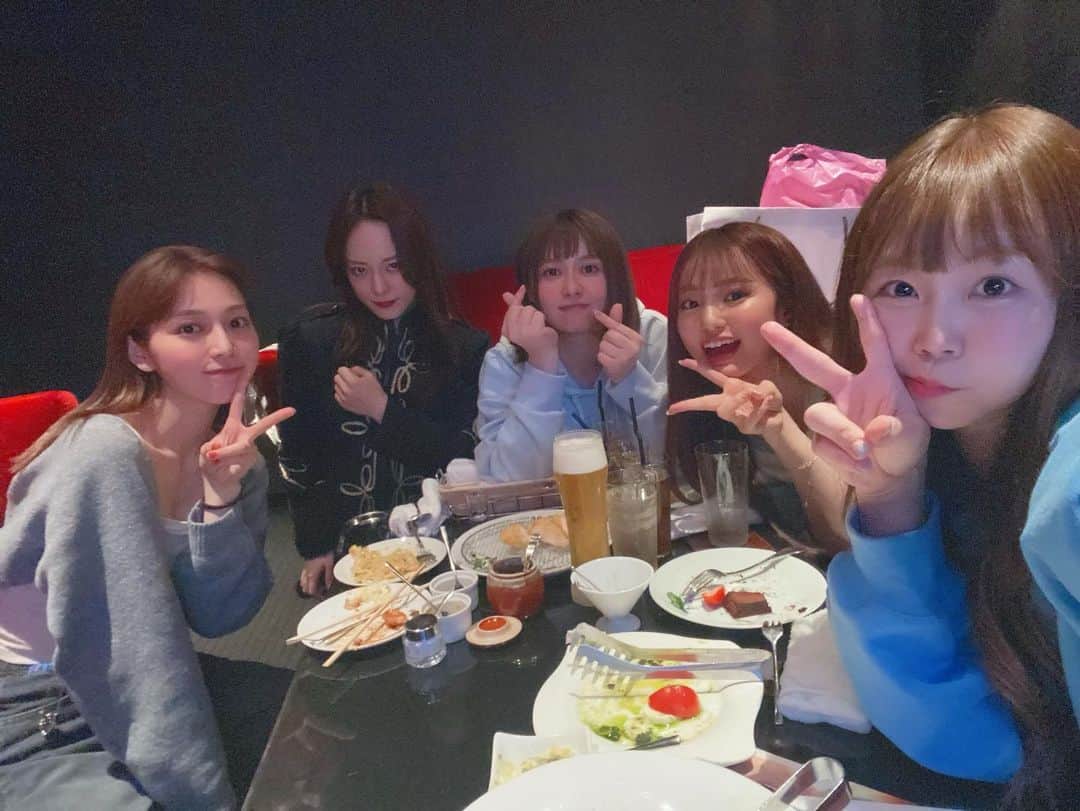 あやなんさんのインスタグラム写真 - (あやなんInstagram)「さぁごらんください 昨日の地獄女子会の絵面💓笑 むちゃくちゃたのしかった！😭  女性YouTuber大運動会を超絶 盛り上げるべく、みんなで沢山 会議してるよ！＼(^o^)／ お金も企業も一切挟まないから 全部自分達で1からやってるし 本当に熱意だけで参加してくれる 女の子達と 一つの動画を作れることが すごく嬉しくおもうし 本当に大感謝です！💓  まだまだ時間はかかるけど 楽しみにしててもらえたら 嬉しいです！！！＼(^o^)／」4月13日 12時54分 - ayachan_0619
