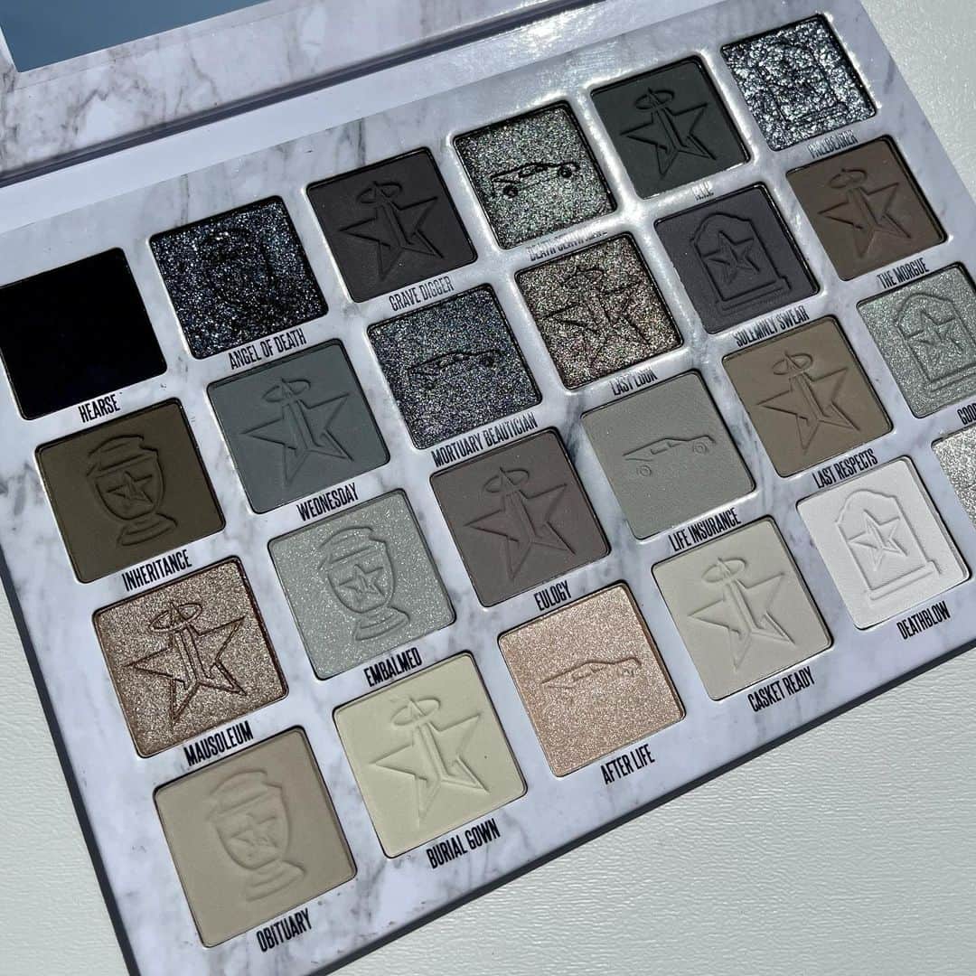 Jeffree Star Cosmeticsさんのインスタグラム写真 - (Jeffree Star CosmeticsInstagram)「What are your top 3 favorite shades from our beloved CREMATED palette 🖤⬇️  - #jeffreestarcosmetics」4月13日 12時47分 - jeffreestarcosmetics