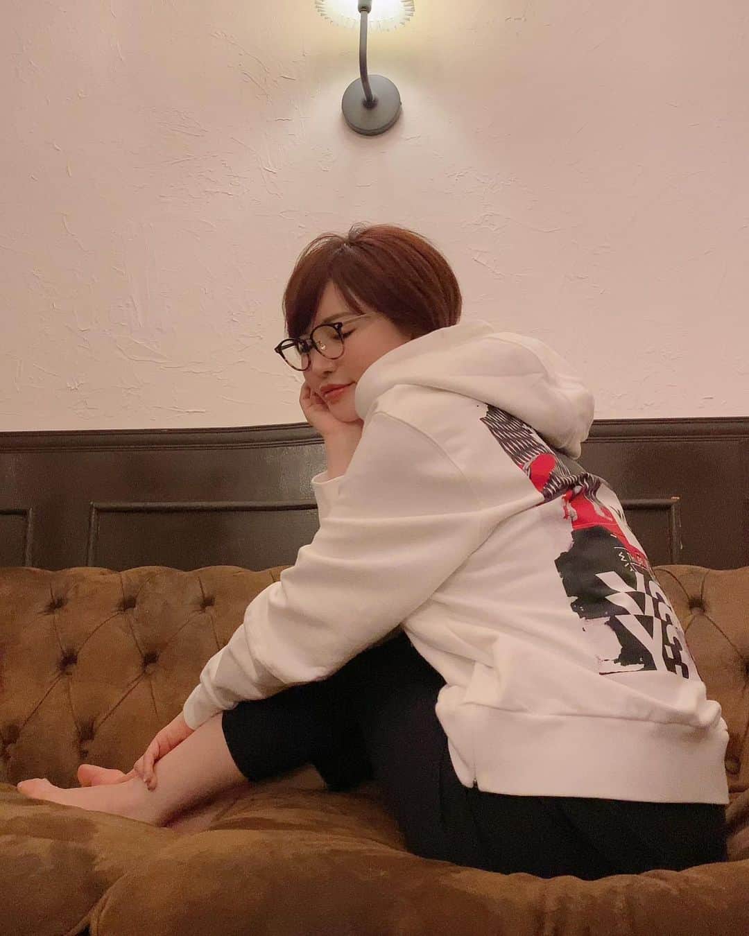 里美ゆりあのインスタグラム：「くつろぎゆりあ₍ᐢ.ˬ.ᐢ₎  この間YouTube撮影のスタジオにて♡̷⁺₊˚✧  スペシャルゲストはまた明日アップします😁  #YouTube #コラボ #スペシャルゲスト」