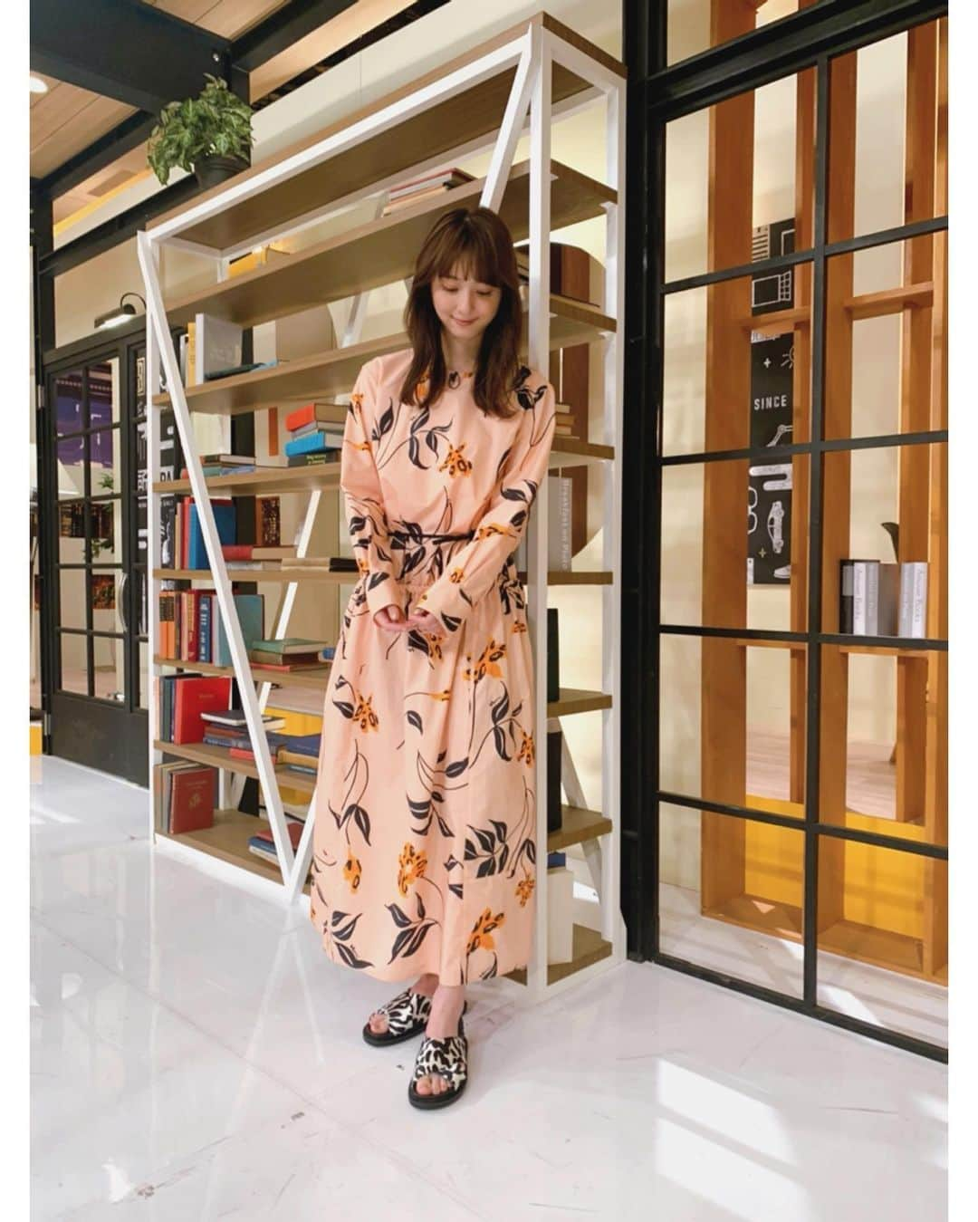 佐々木希さんのインスタグラム写真 - (佐々木希Instagram)「#所JAPAN  昨日の衣装です☺︎  onepiece、shoes: #MARNI styling: #小松千鶴 さん hair&makeup #犬木愛 さん」4月13日 13時38分 - nozomisasaki_official