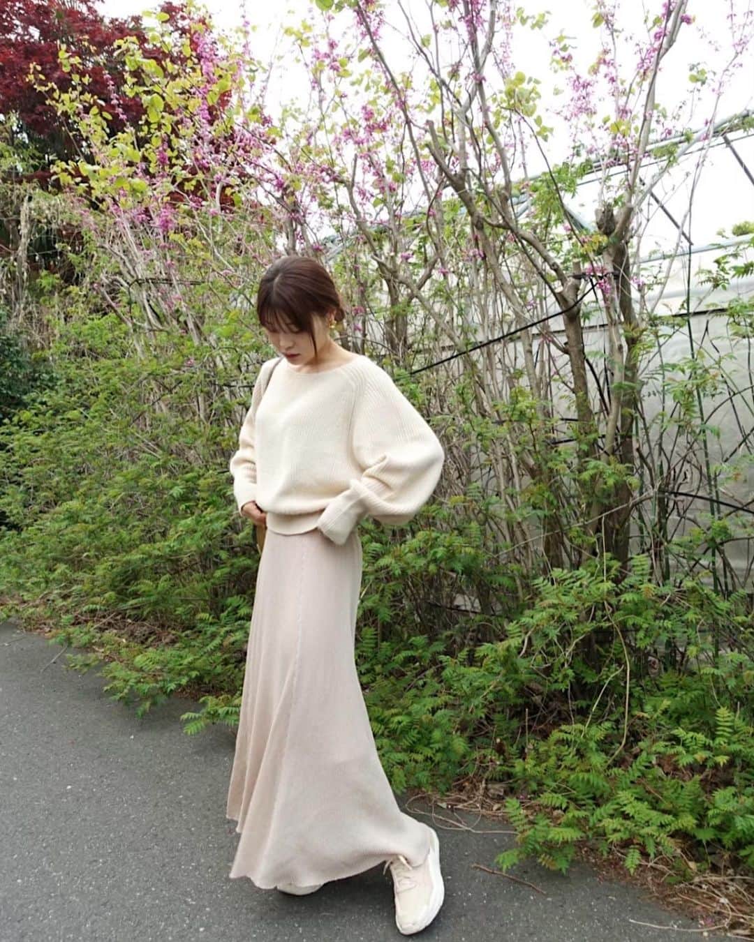 三橋栄香のインスタグラム：「この間の。柔らかい薄手のニットスカートが今の時期にちょうど良かった〜〜 白もあったけど春っぽいピンクベージュの方に🌷  微妙に寒い日の格好デス💫💫💫」