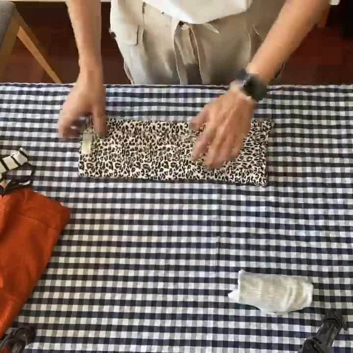 近藤麻理恵のインスタグラム：「A guide to folding baby clothes by @usemomua – how fun! ✨」
