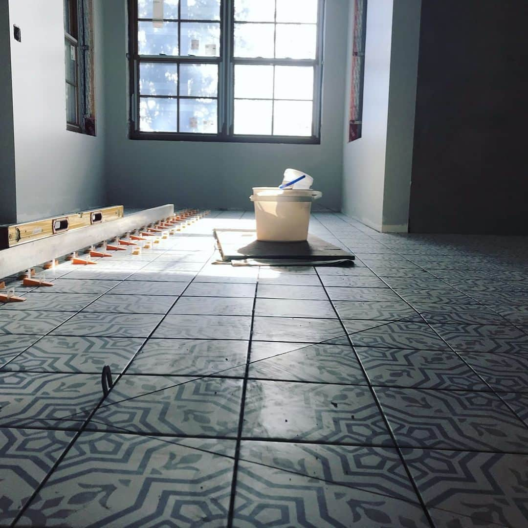 サラ・ウェイン・キャリーズさんのインスタグラム写真 - (サラ・ウェイン・キャリーズInstagram)「wanna see the progress of this gorgeous bathroom tile?? ➡️➡️➡️ . i’m so in love.... thank you @egeseramik_as 💙it’s as strong and durable as it is stunning! . #swchome #greenbuild #turkishtile」4月13日 6時04分 - sarahwaynecallies