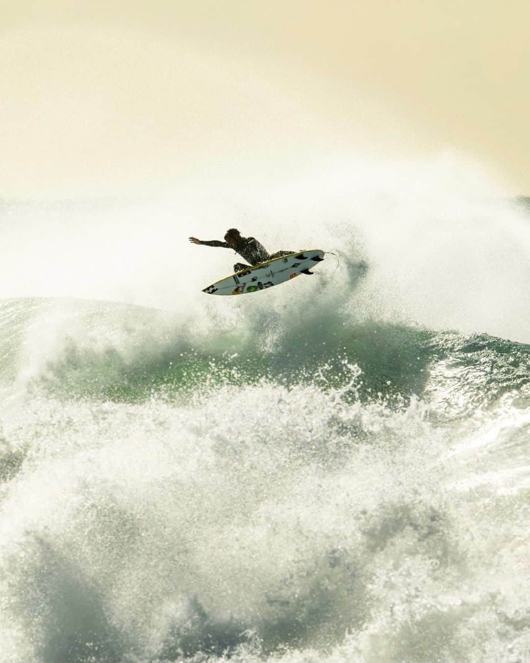 イタロ・フェレイラさんのインスタグラム写真 - (イタロ・フェレイラInstagram)「What place is that mate?! 💛🔥🙏✨ #surf (📸 @ianbirdphoto @jackbarripp @if15sports )」4月13日 7時23分 - italoferreira