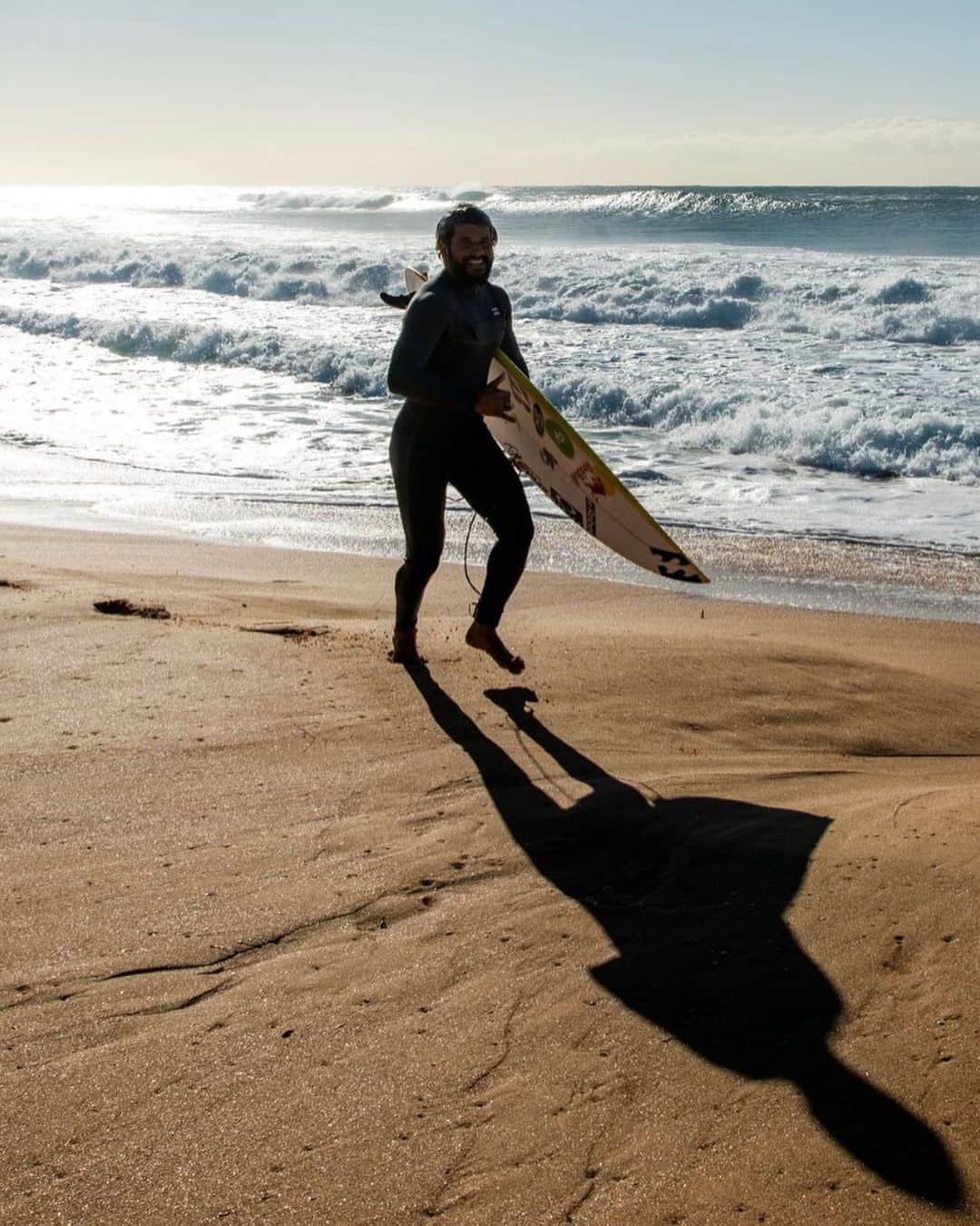 イタロ・フェレイラさんのインスタグラム写真 - (イタロ・フェレイラInstagram)「What place is that mate?! 💛🔥🙏✨ #surf (📸 @ianbirdphoto @jackbarripp @if15sports )」4月13日 7時23分 - italoferreira