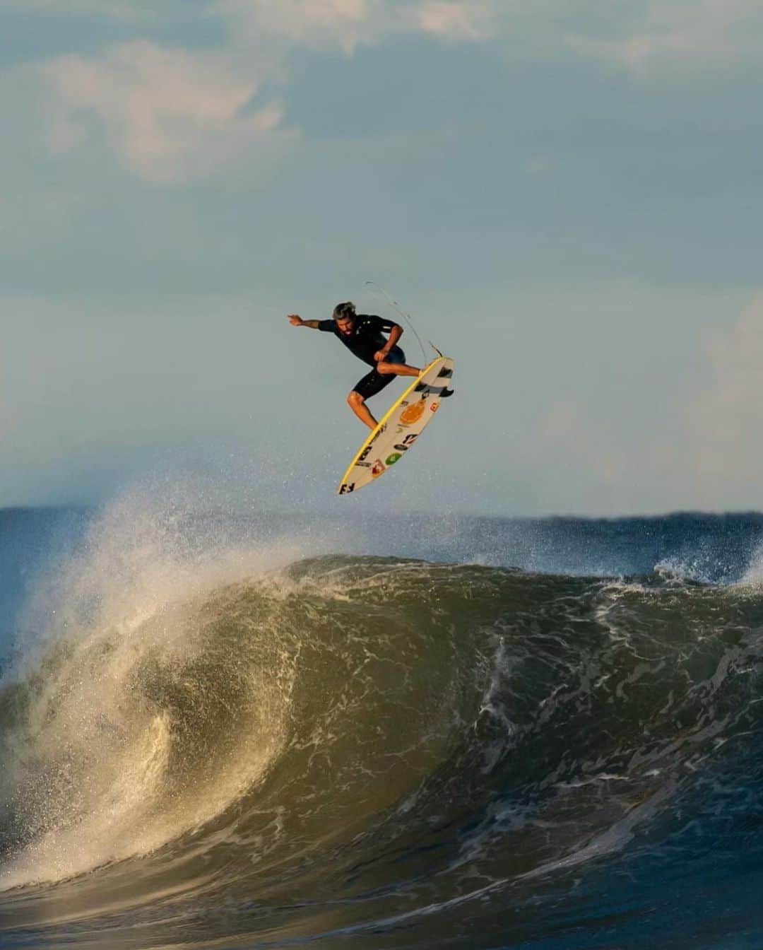 イタロ・フェレイラさんのインスタグラム写真 - (イタロ・フェレイラInstagram)「What place is that mate?! 💛🔥🙏✨ #surf (📸 @ianbirdphoto @jackbarripp @if15sports )」4月13日 7時23分 - italoferreira