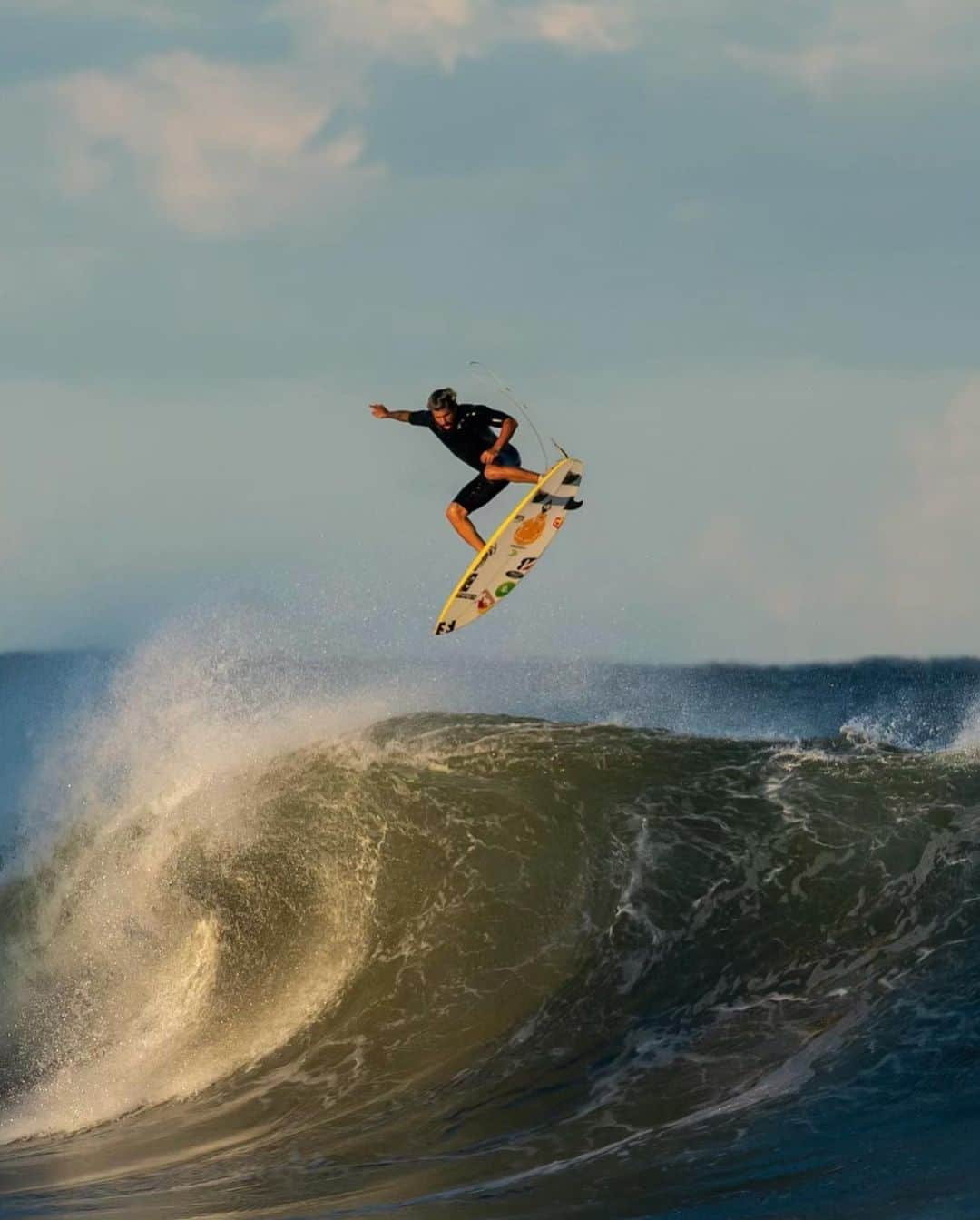 のインスタグラム：「What place is that mate?! 💛🔥🙏✨ #surf (📸 @ianbirdphoto @jackbarripp @if15sports )」