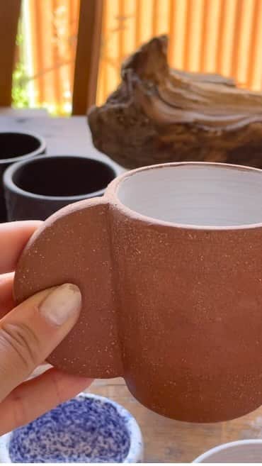 三苫愛のインスタグラム：「We visited @stonewarewolf ‘s atelier. I can't wait to have new cups and dishes for @pluiehair ! “セコ”を作ってくれてるジュリアのアトリエに行きました。たくさんの新しいカップやお皿もオーダーしてきました☺️ ジュリアに会って、より好きになり、もっと深くこの土地を知れそうです。」