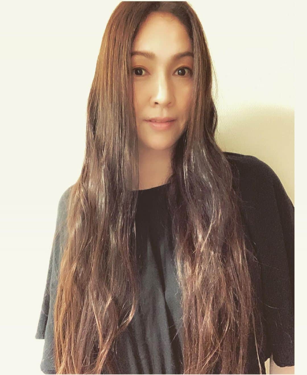 田中悦子さんのインスタグラム写真 - (田中悦子Instagram)「いつになったらドネーションできるんかな？  髪乾かすの時間かかる〜😅 暑くなるまでに切ろう💇‍♀️⠀  今日は一日雨☂️みたい。 ⠀  #ヘアドネーションしたい #ロングヘア」4月13日 8時24分 - etsuko.reborn25