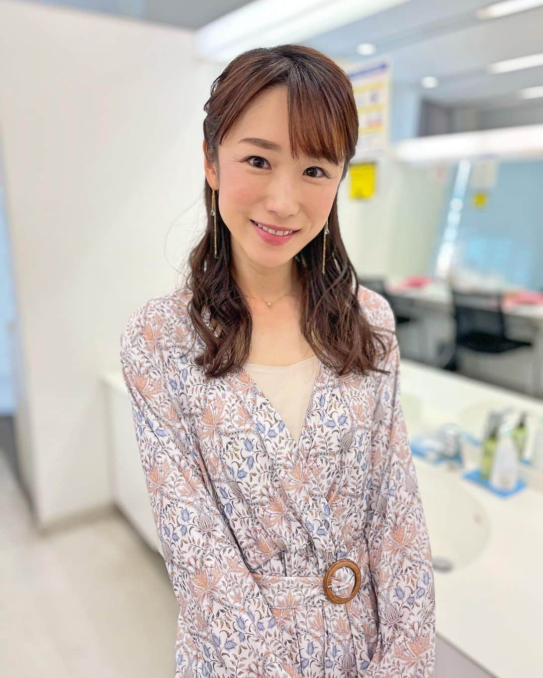 堂真理子さんのインスタグラム写真 - (堂真理子Instagram)「昨日の「ワイド！スクランブル」の衣装は、春らしいワンピースでした👗🥰 今日は、天気の急変にお気を付け下さい。  ☆ワンピース… #Stola. ☆アクセサリー… #ete   #大下容子ワイドスクランブル #ワイドスクランブル　#ニュース　#テレビ朝日　#堂真理子　#アナウンサー　#アナウンサー衣装」4月13日 14時01分 - mariko_do