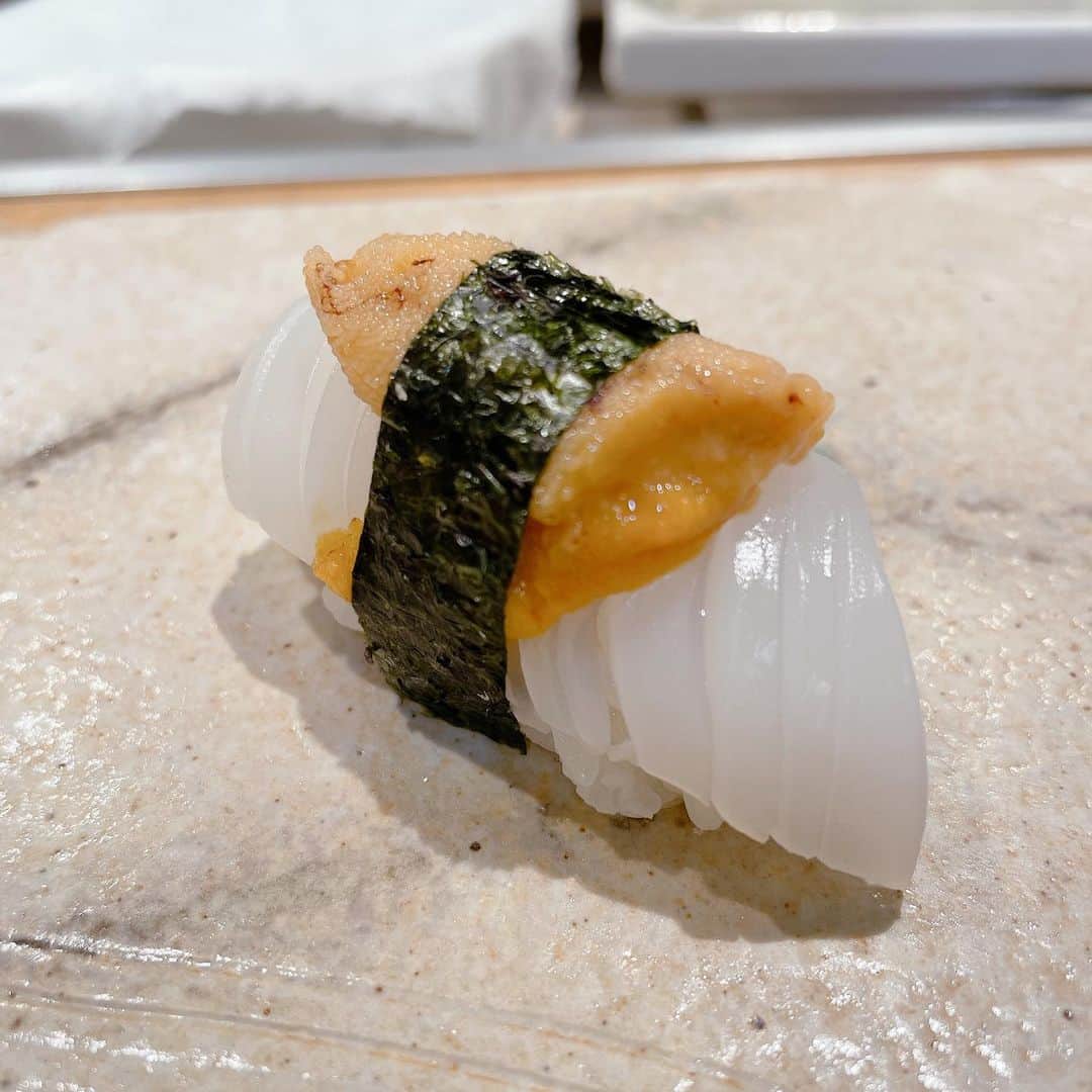 はまやねんさんのインスタグラム写真 - (はまやねんInstagram)「スッシからのデカいちご。 全部新鮮で美味しかったです。 日本酒片手にオスッシ。 イチゴもめちゃくちゃ甘かったです。 #寿司　#神戸　#市場　#美味しい #美味　#イチゴ　#でかい　#甘い #兵庫　#グルメ　#食事　#食事記録 #思い出」4月13日 9時18分 - hamayanen0310
