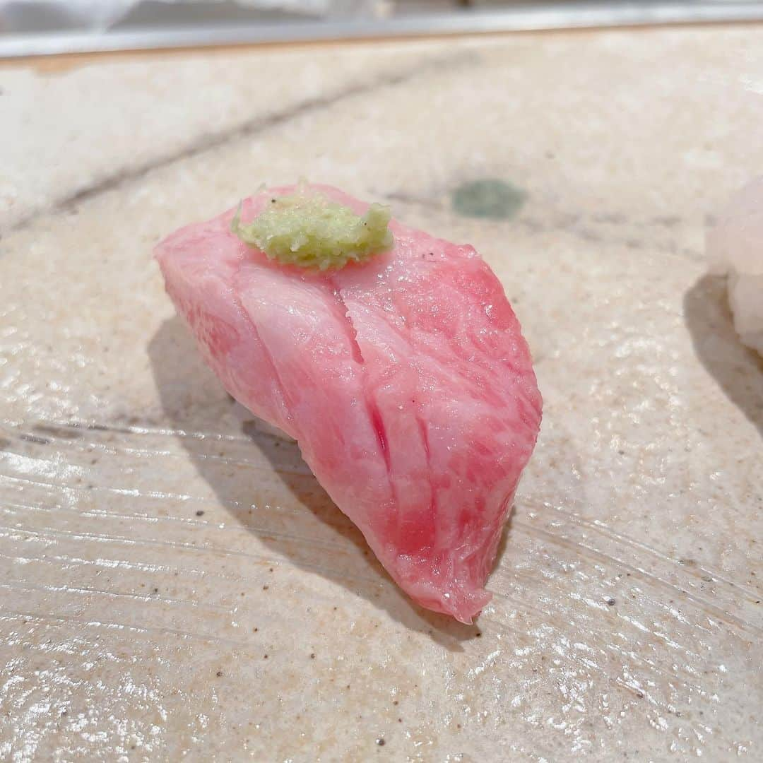 はまやねんのインスタグラム：「スッシからのデカいちご。 全部新鮮で美味しかったです。 日本酒片手にオスッシ。 イチゴもめちゃくちゃ甘かったです。 #寿司　#神戸　#市場　#美味しい #美味　#イチゴ　#でかい　#甘い #兵庫　#グルメ　#食事　#食事記録 #思い出」