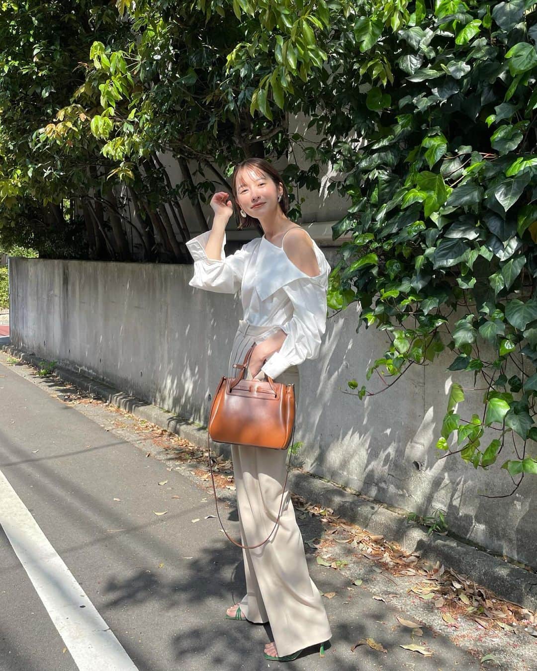 松本恵奈さんのインスタグラム写真 - (松本恵奈Instagram)「おはようございます⚪️本日の新作、オフショルダーシャツのご紹介♡ インしてるので見えないのですがウエストシェイプされたシルエットになっていてアウトスタイルでもすごく可愛く着れるよっ♡ #clane」4月13日 10時13分 - ena1123
