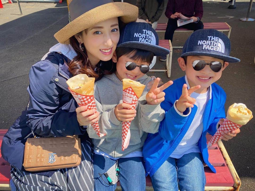 中西麻里衣のインスタグラム：「遊園地に行ってきました🎢 たまたま呪術廻戦とコラボしていたので！私1人で五条悟パネルと写真撮ってきました😂 娘は初🎡に✨高い＝こわいみたいで、ひゃーって表情してました🥺  #遊園地#家族DAY#よみうりランド#呪術廻戦#空いてたよ#楽しかった#クレープ#唐揚げ#ポテト#食べるの大好き#万年ダイエッター#アラフォーママ」