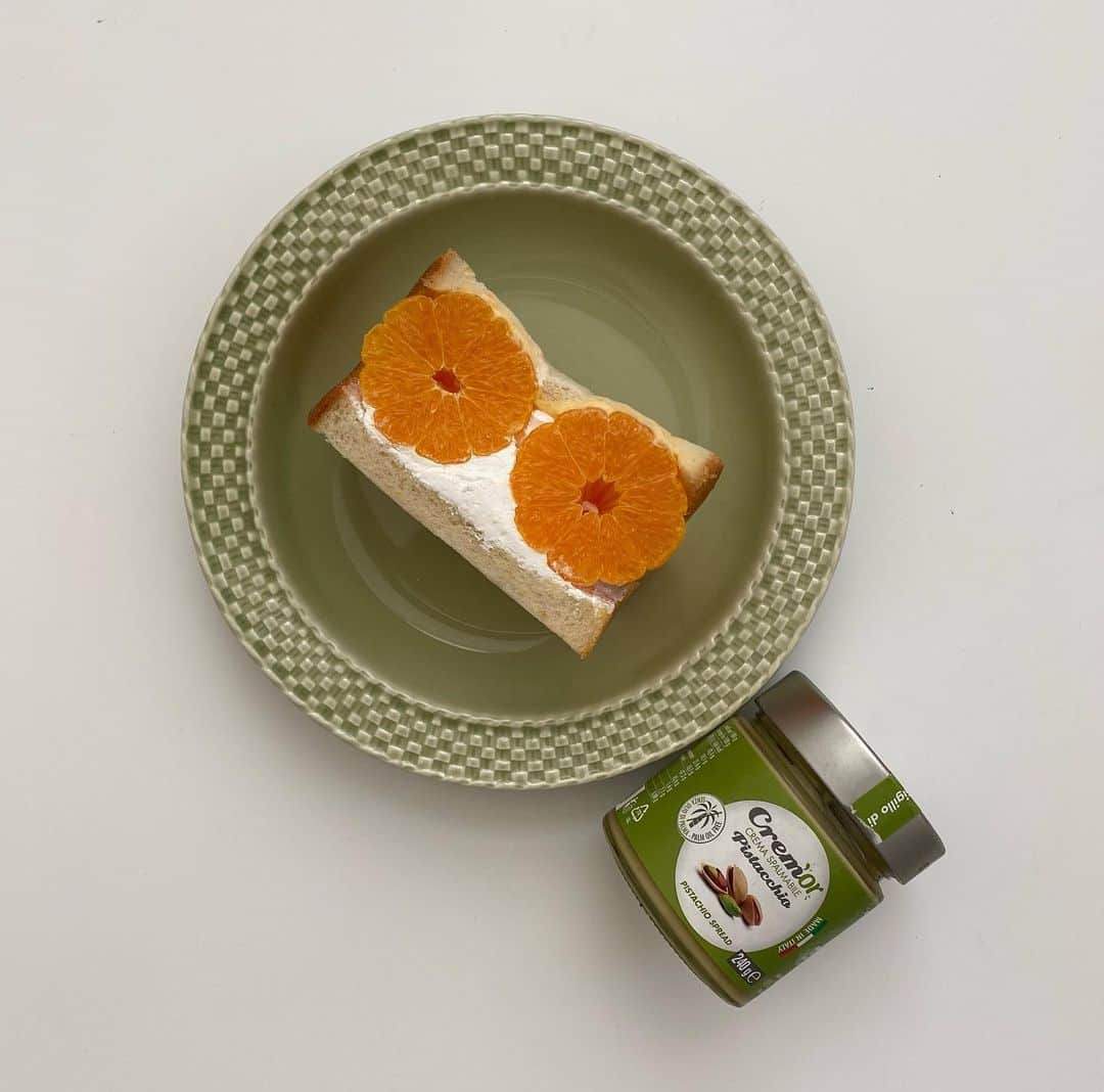 越川萌花のインスタグラム：「Gm🌱  お気に入りのお皿と、 お気に入りのピスタチオスプレッド。」