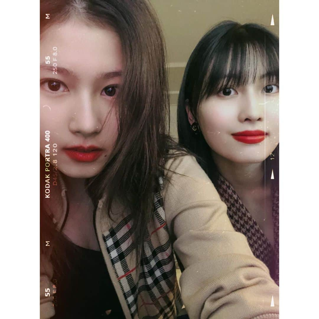 TWICEさんのインスタグラム写真 - (TWICEInstagram)「벌써 모사 입사 9주년이라네요👩‍💼👩‍💼 올해도 원스들이 이렇게 챙겨준 덕분에 알았네요🌸 축하해줘서 고마워요🌸 9년동안 고생 많았고 앞으로도 함께 해👭💞 9年目の相方さんいつもありがとう👩‍❤️‍💋‍👩」4月13日 11時15分 - twicetagram