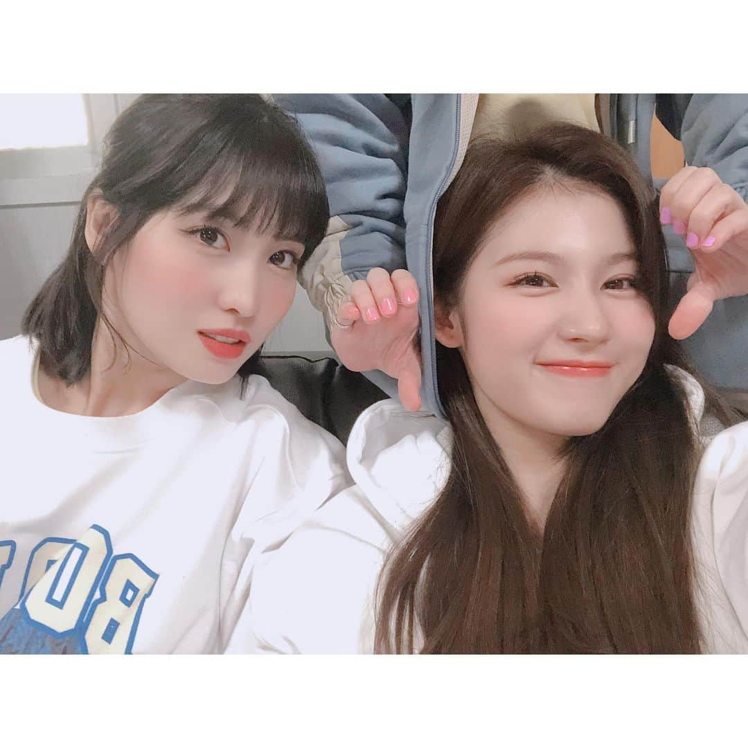 TWICEさんのインスタグラム写真 - (TWICEInstagram)「벌써 모사 입사 9주년이라네요👩‍💼👩‍💼 올해도 원스들이 이렇게 챙겨준 덕분에 알았네요🌸 축하해줘서 고마워요🌸 9년동안 고생 많았고 앞으로도 함께 해👭💞 9年目の相方さんいつもありがとう👩‍❤️‍💋‍👩」4月13日 11時15分 - twicetagram